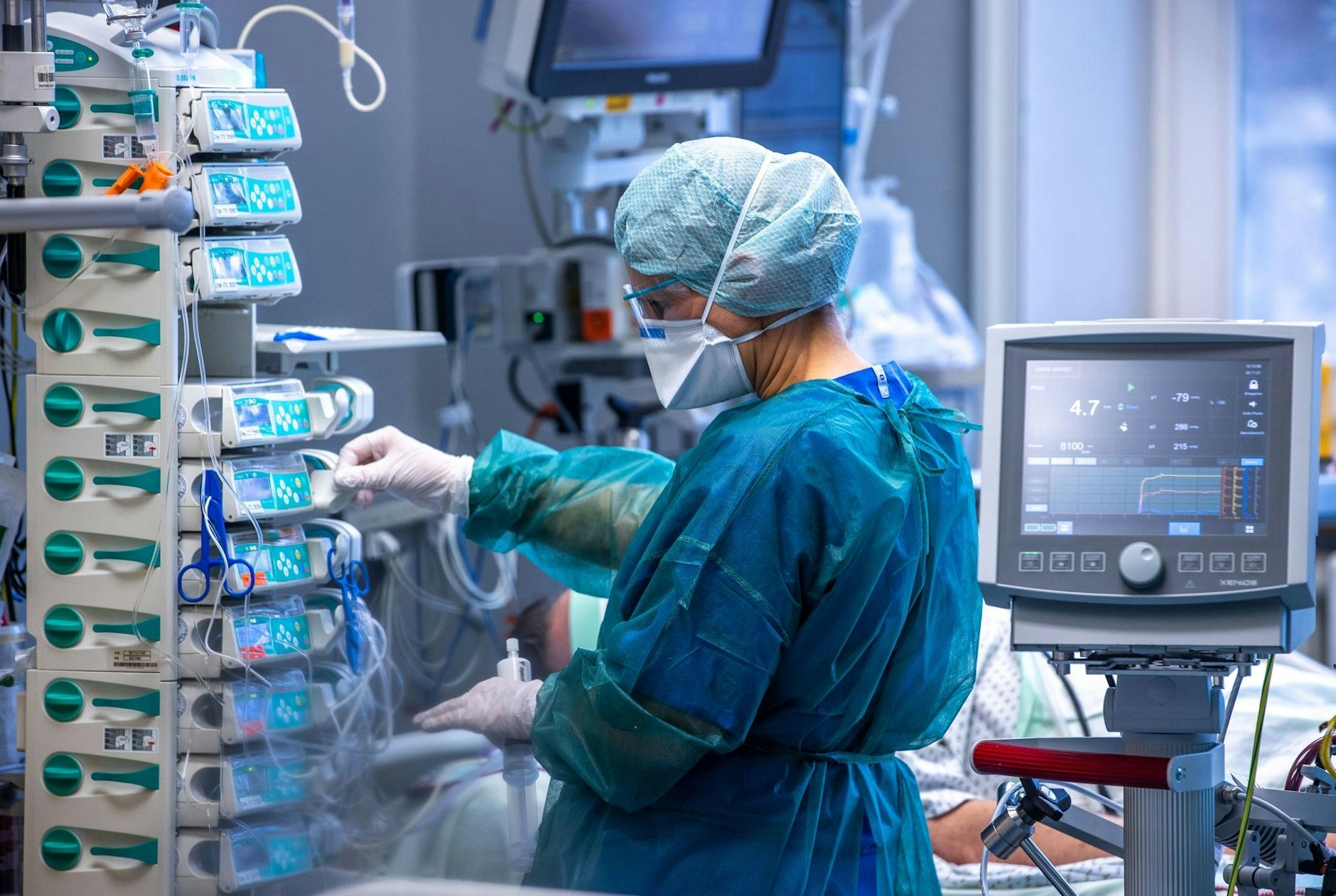 ARCHIV - Ärzte und Pflegekräfte betreuen Patienten in einem der Behandlungszimmer der Intensivstation in der Universitätsmedizin Rostock.  a