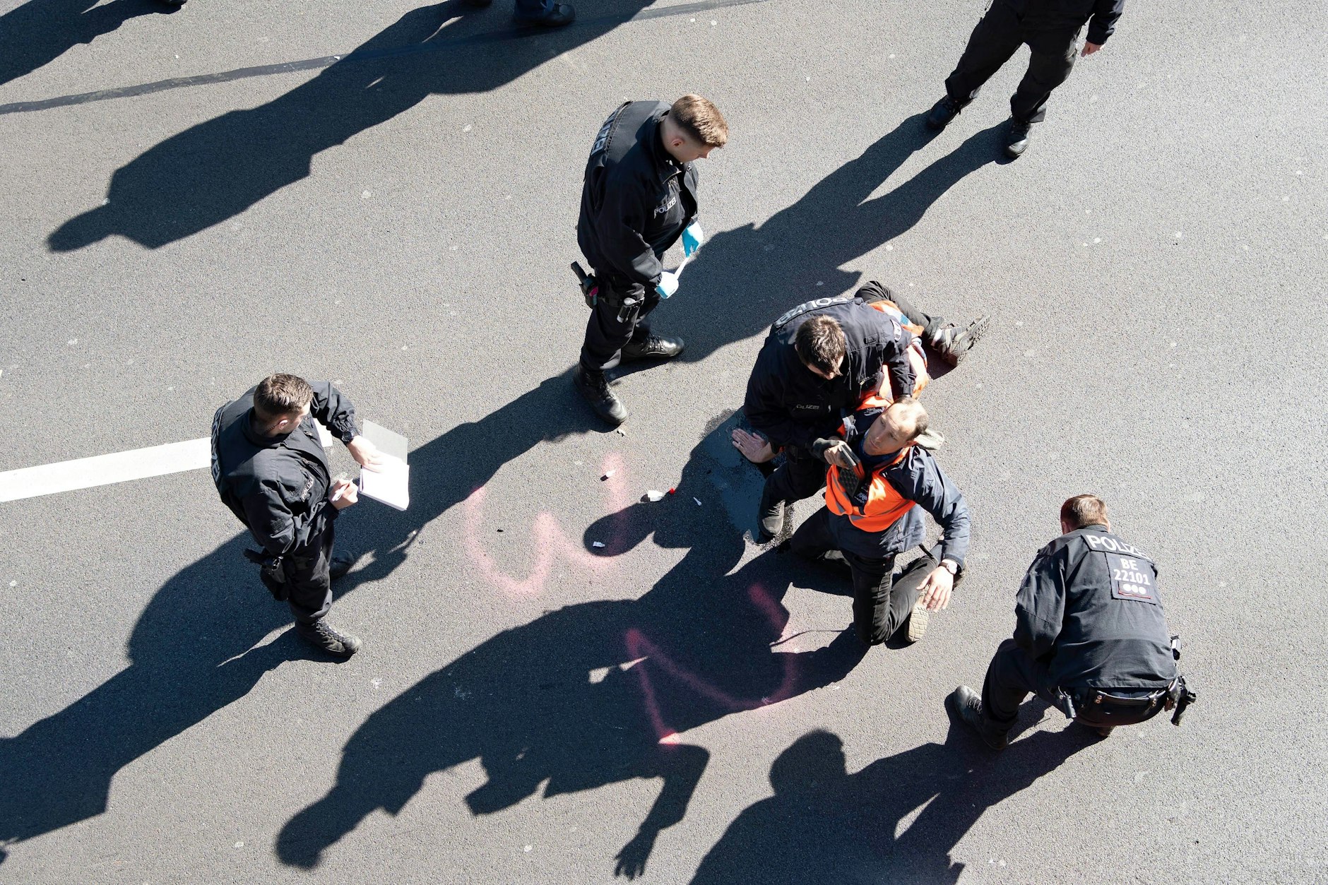 Die Polizei räumt Aktivisten am Donnerstag von der Straße.