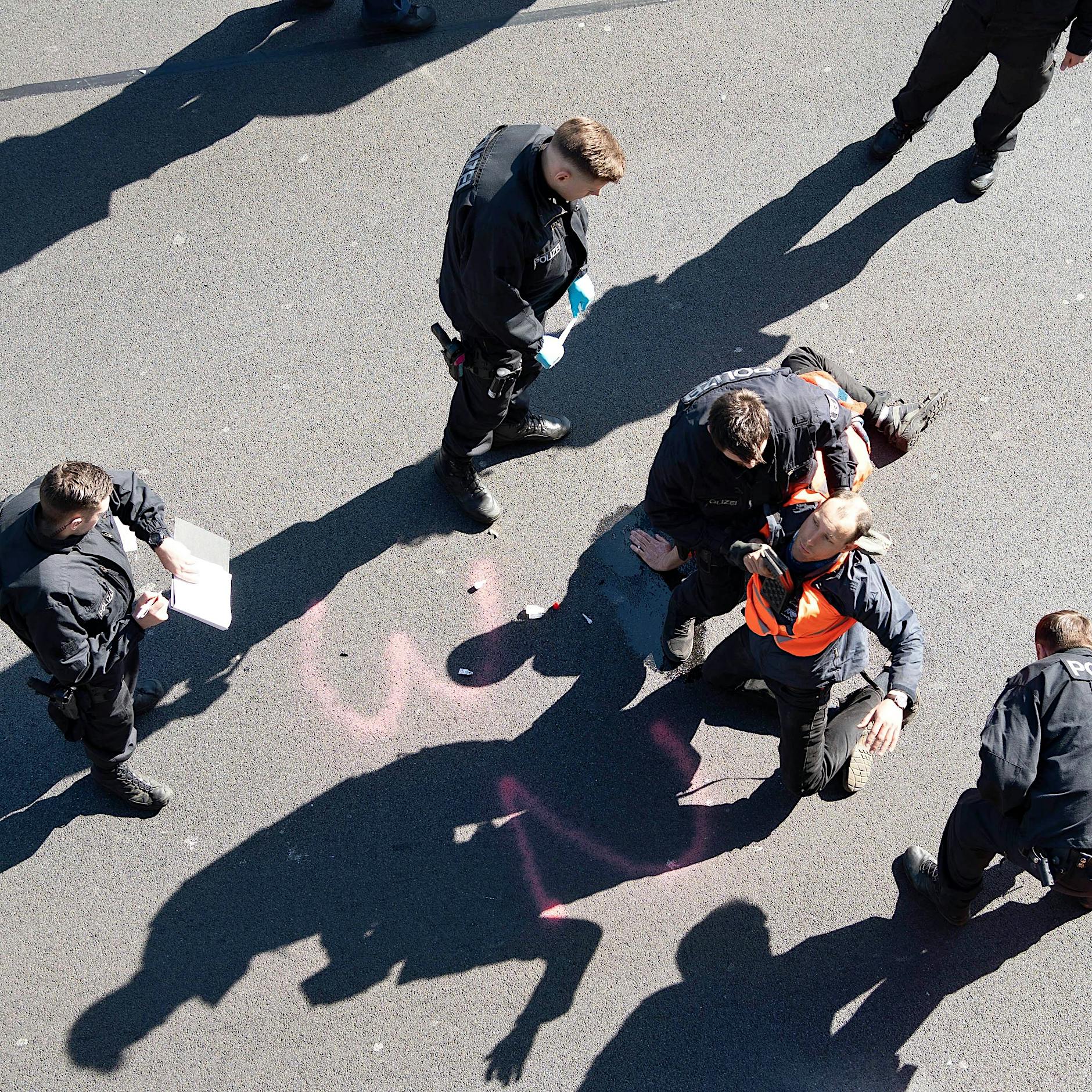 Massive Blockaden: Letzte Generation klebt in der gesamten Stadt – A100, Busse und Trams betroffen