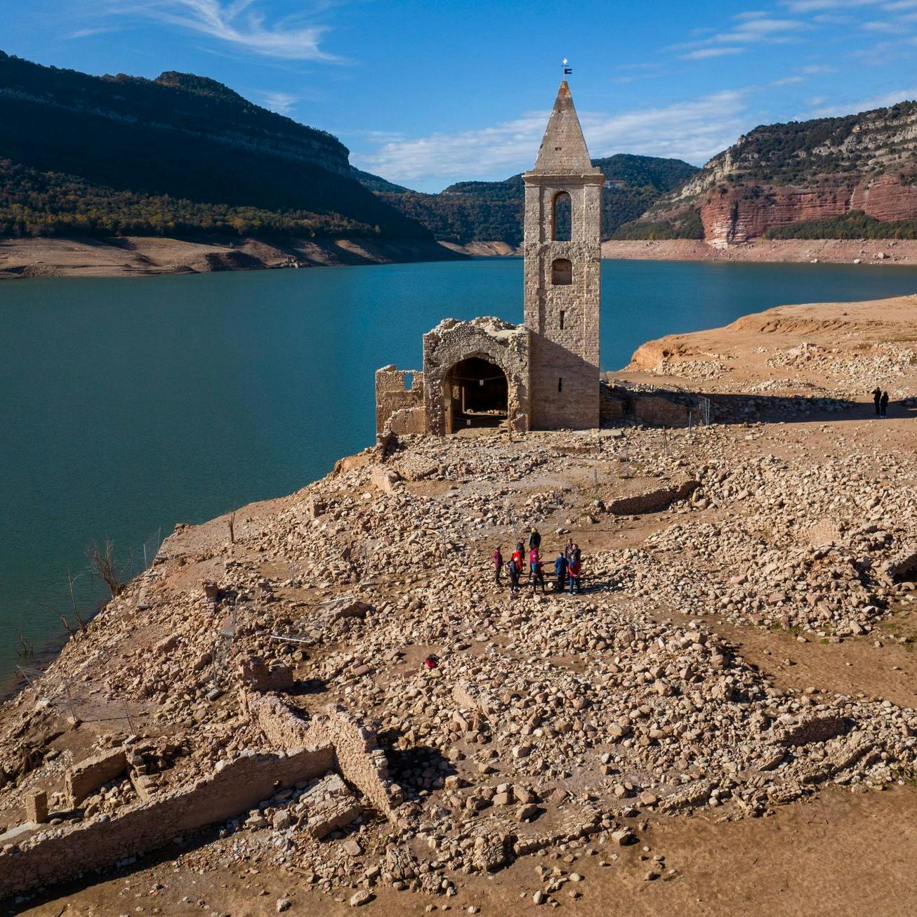 Normalerweise von Wasser bedeckt: Eine Kirche und die Überreste eines alten Dorfes im Stausee von Sau in Spanien.