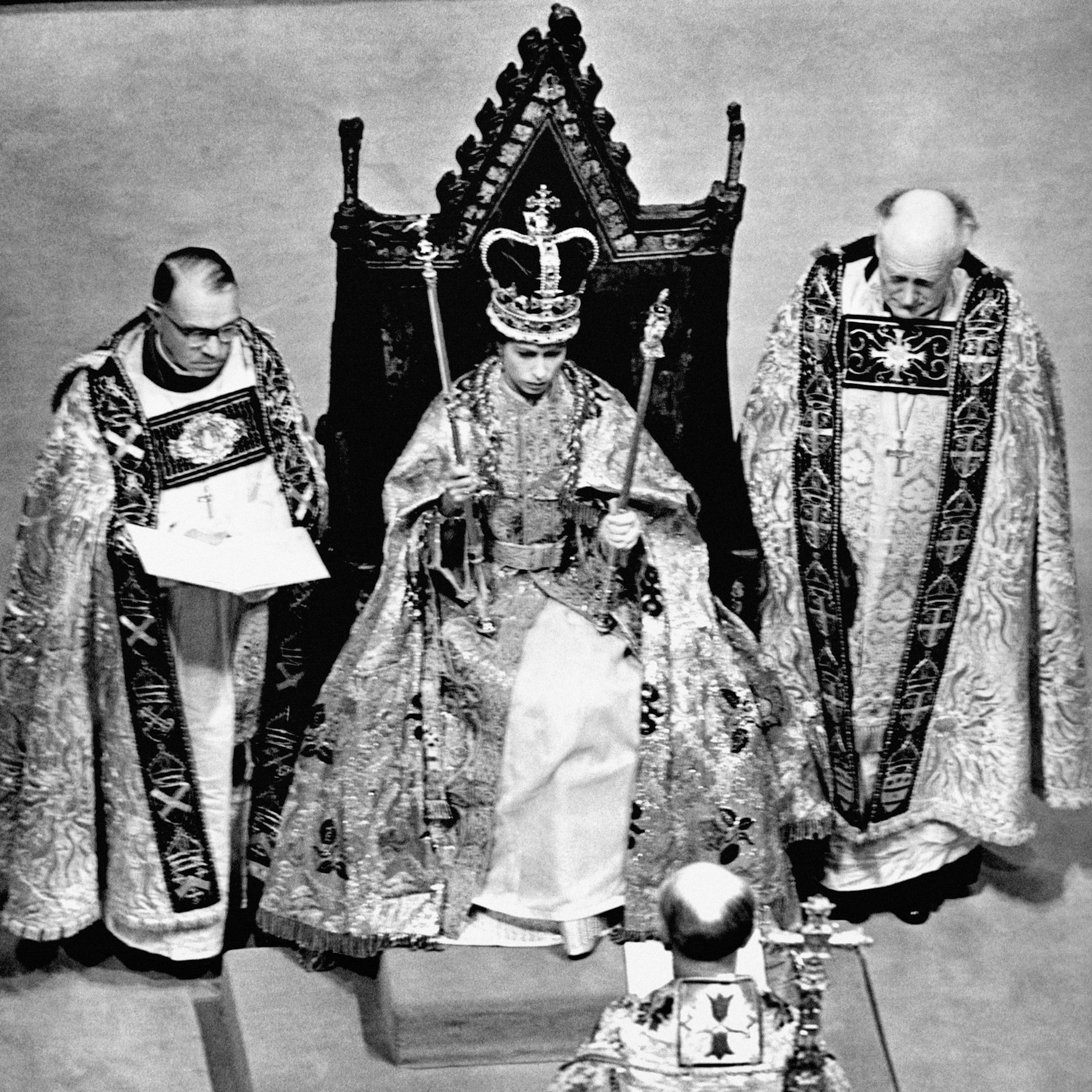 Königin Elizabeth II. trägt nach ihrer Krönung 1953 in der Westminster Abbey die Edwardskrone.&nbsp;
