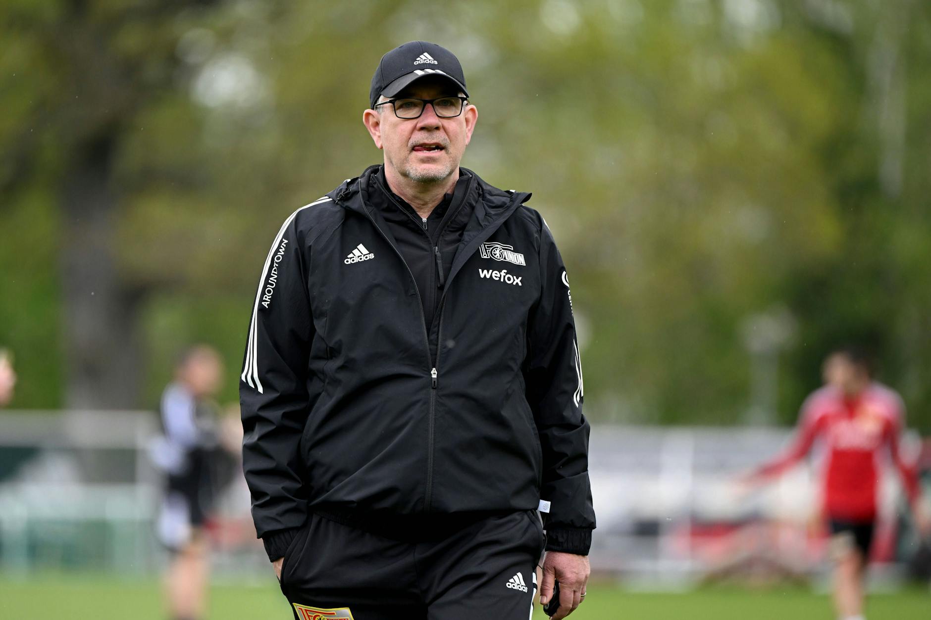 Urs Fischer hat das Spiel beim FC Augsburg fest im Visier, die Champions League noch nicht ganz.