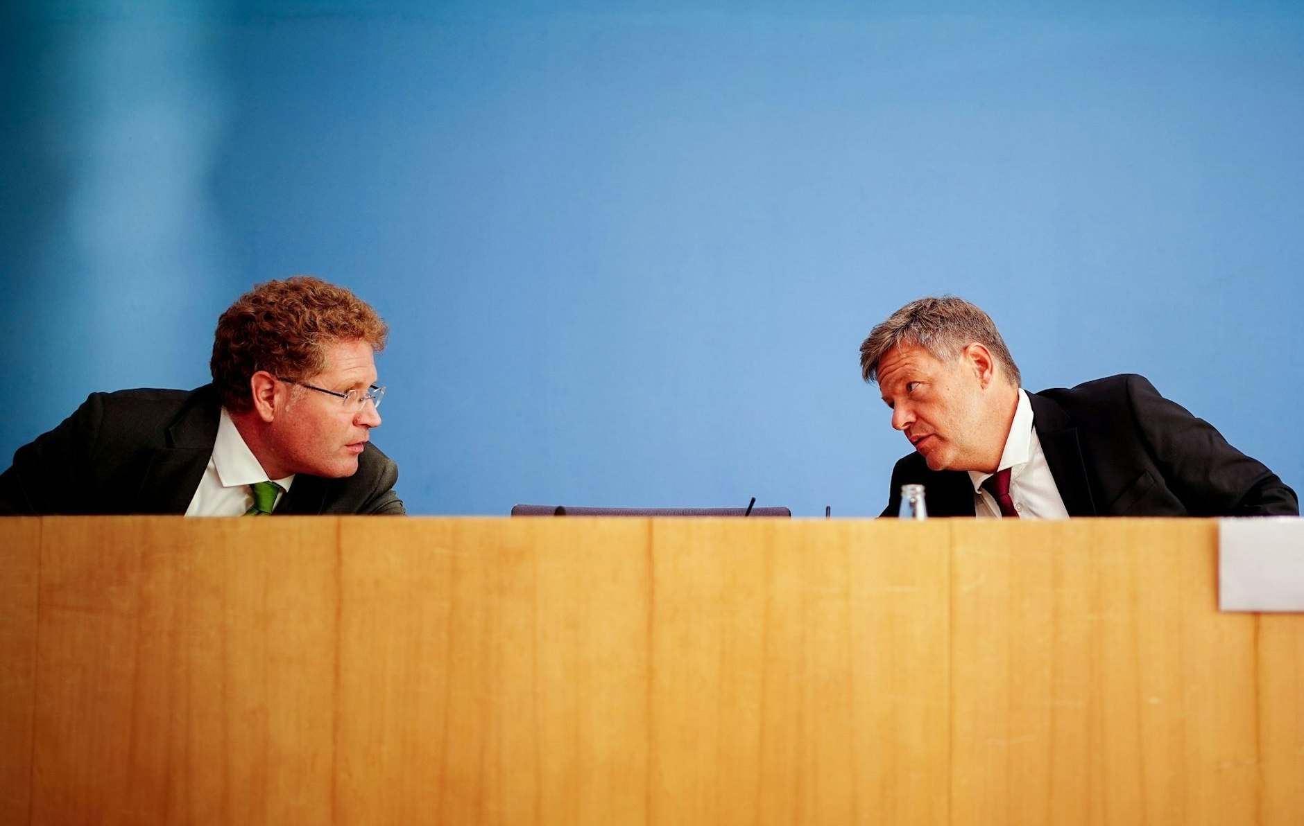 ARCHIV - Bundeswirtschaftsminister Robert Habeck (Grüne, r) und sein Staatssekretär Patrick Graichen.