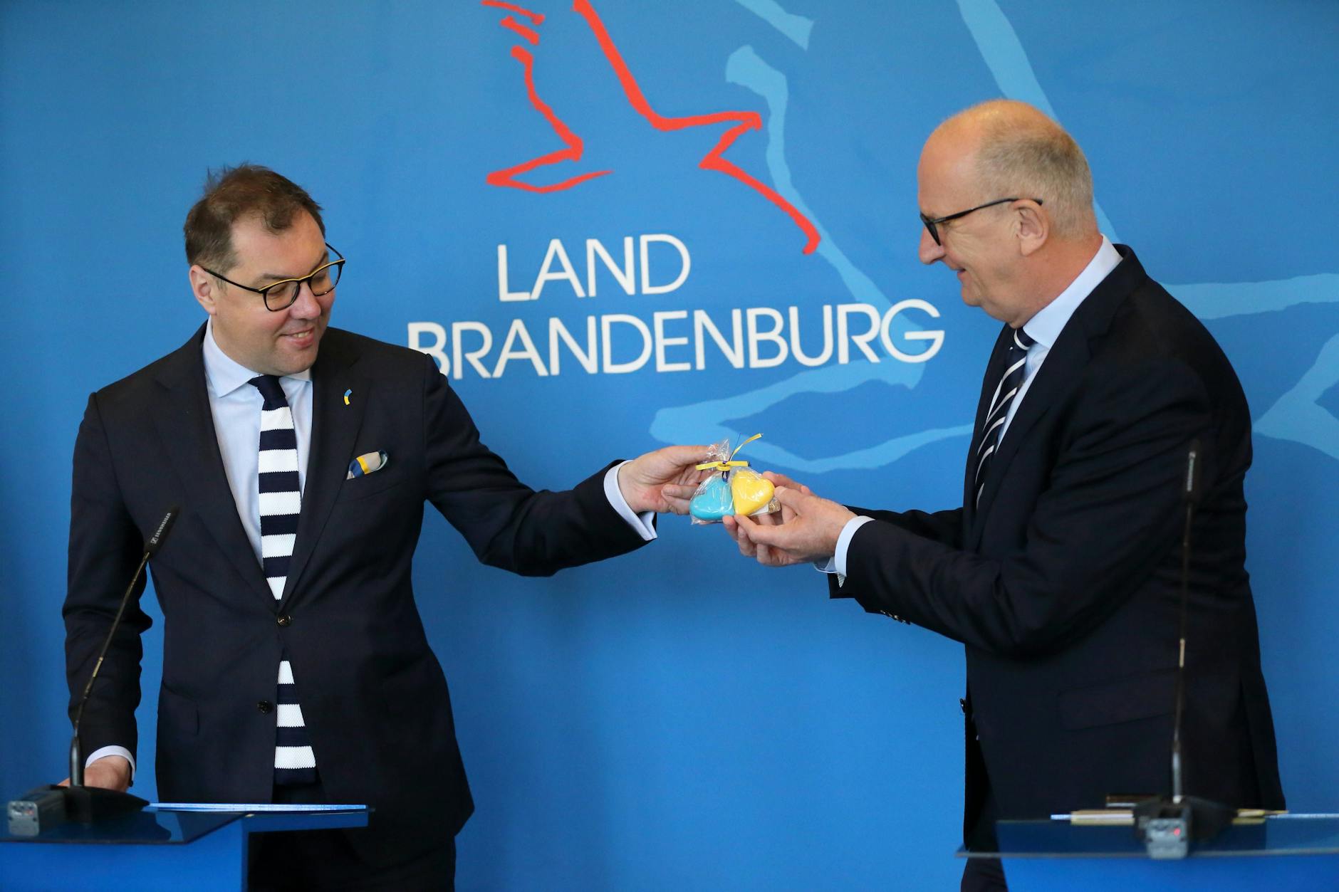 Der ukrainische Botschafter Oleksii Makeiev am Donnerstag mit Brandenburgs Ministerpräsident Dietmar Woidke.