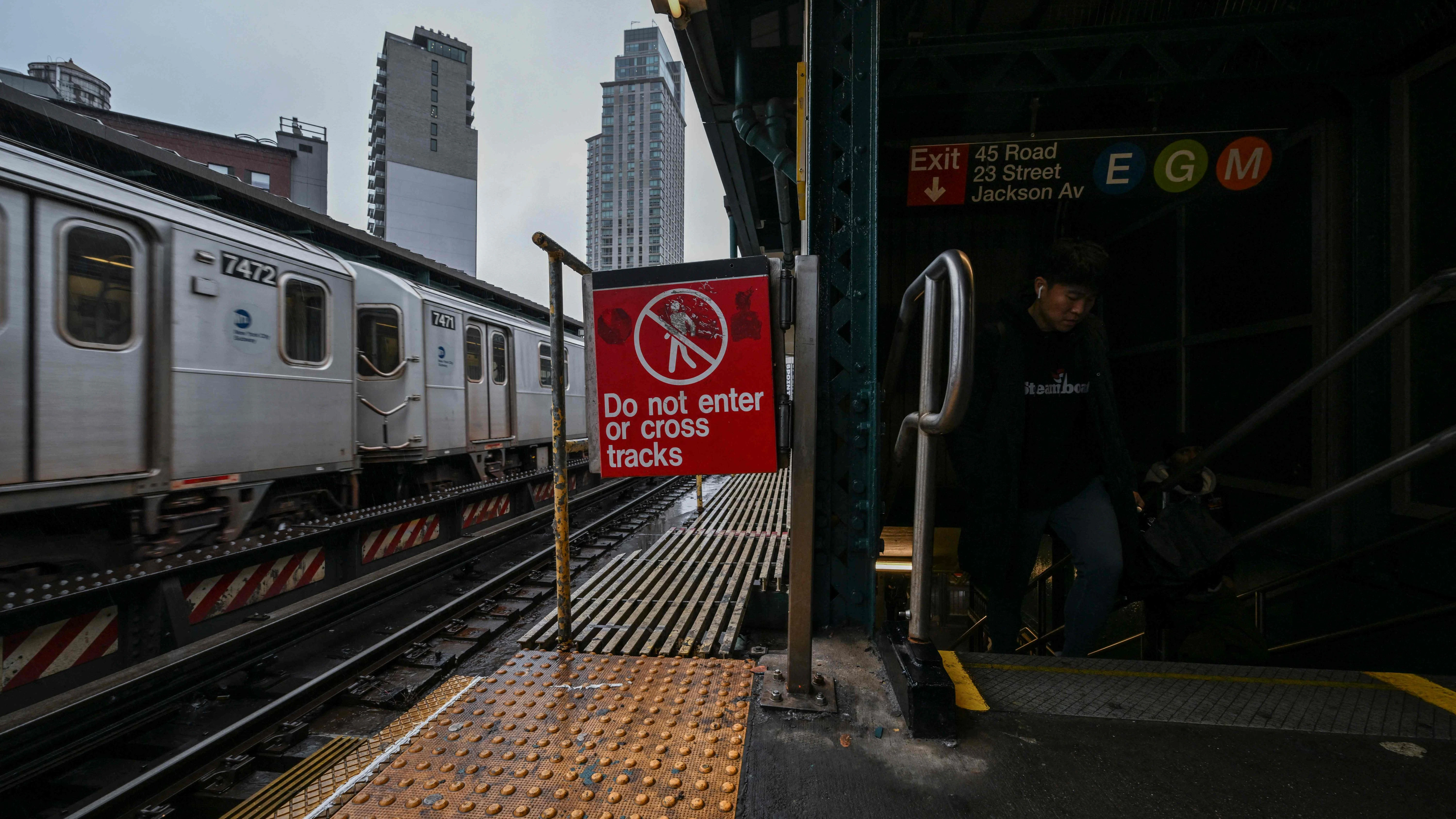 Der obdachlose Michael-Jackson-Imitator ist in einer U-Bahn in New York erwürgt worden.