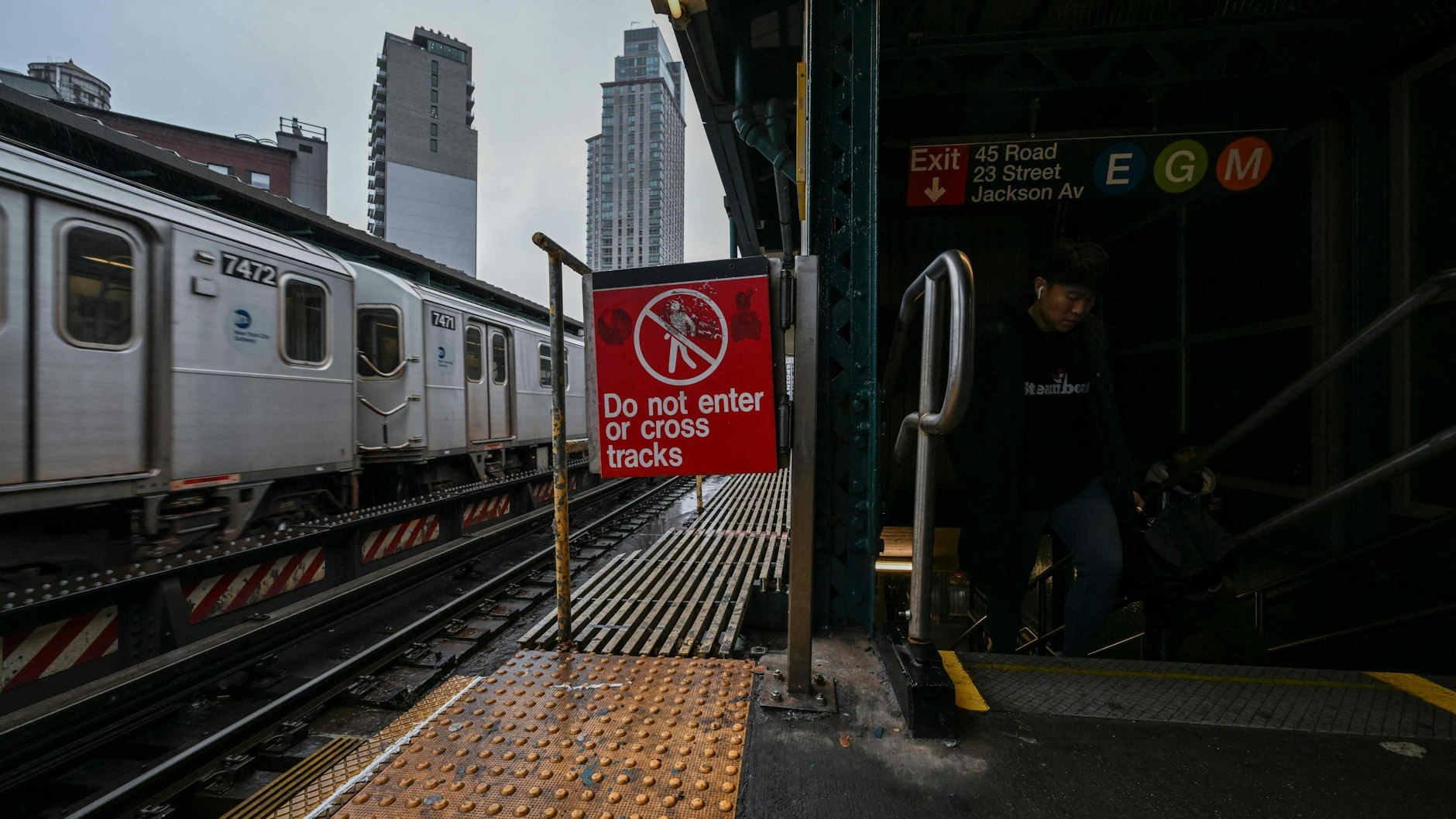 Der obdachlose Michael-Jackson-Imitator ist in einer U-Bahn in New York erwürgt worden.