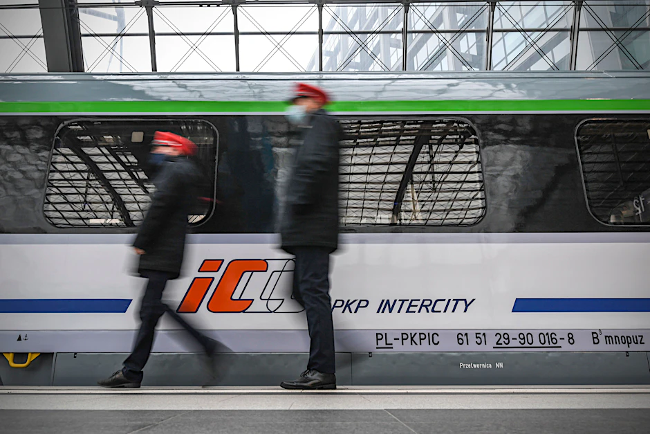 Klimatisiert Richtung Osten: Ein Eurocity des polnischen Betreibers PKP hält im Hauptbahnhof.