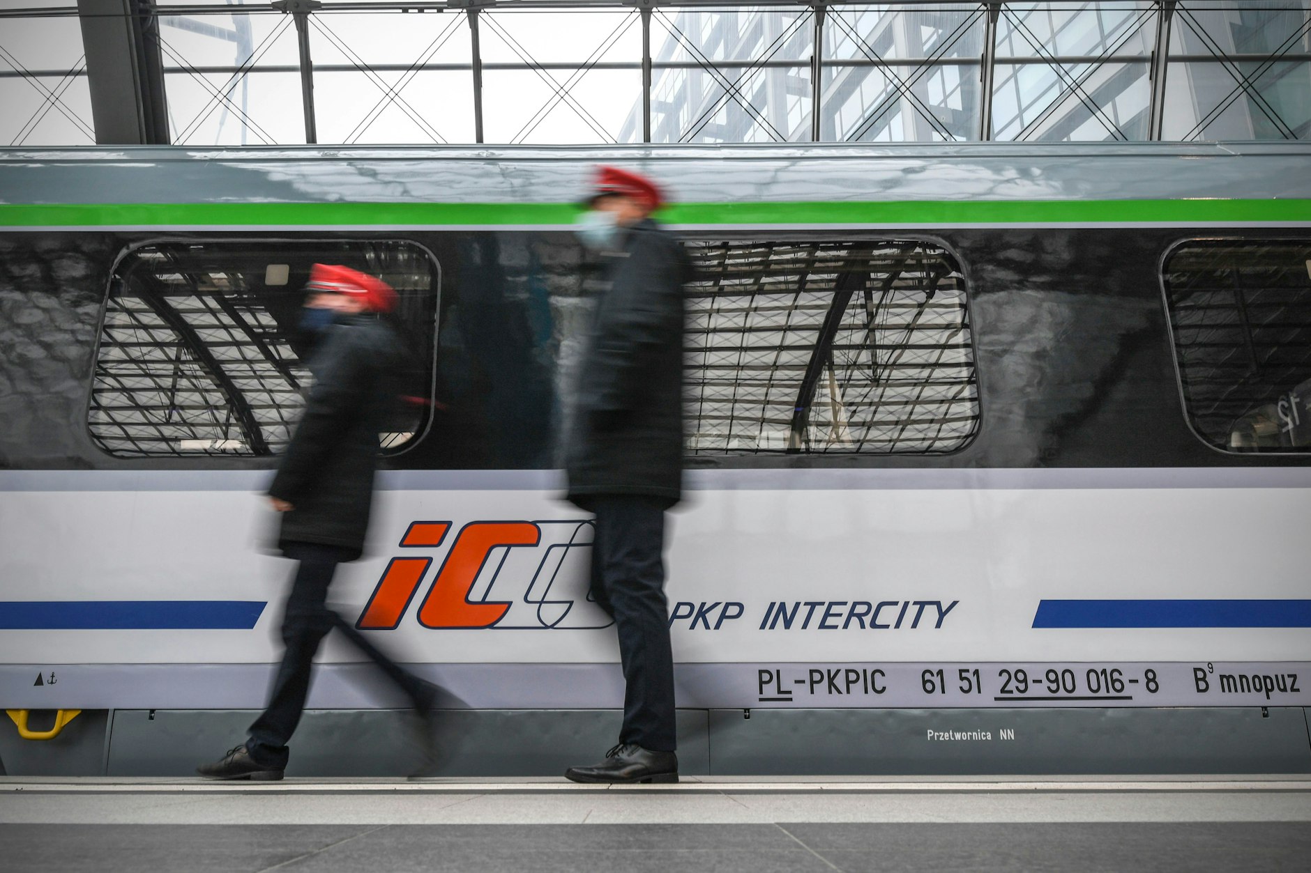 Klimatisiert Richtung Osten: Ein Eurocity des polnischen Betreibers PKP hält im Hauptbahnhof.