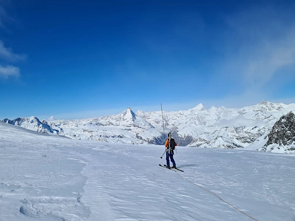 HANDOUT - Ein Wissenschaftler steht im schweizer Allalingletscher.  
