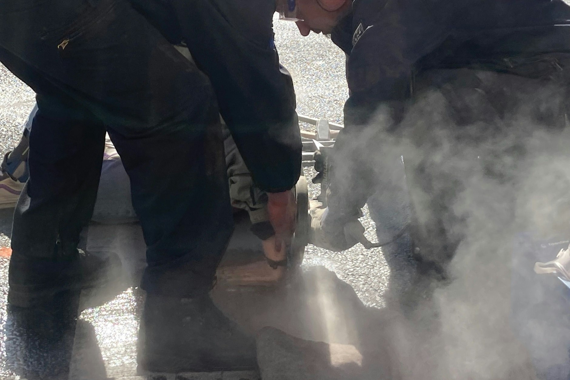 Eine Aktivistin wird aus dem Asphalt geflext.