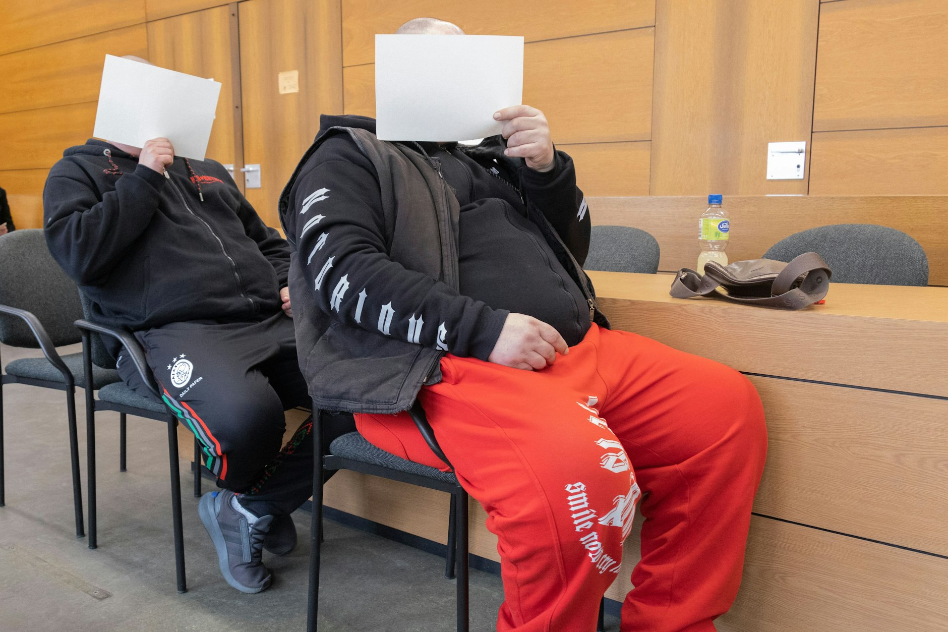 Stefan M. (31, l.) und Dirk H. (52) betrogen am Pfandautomaten.