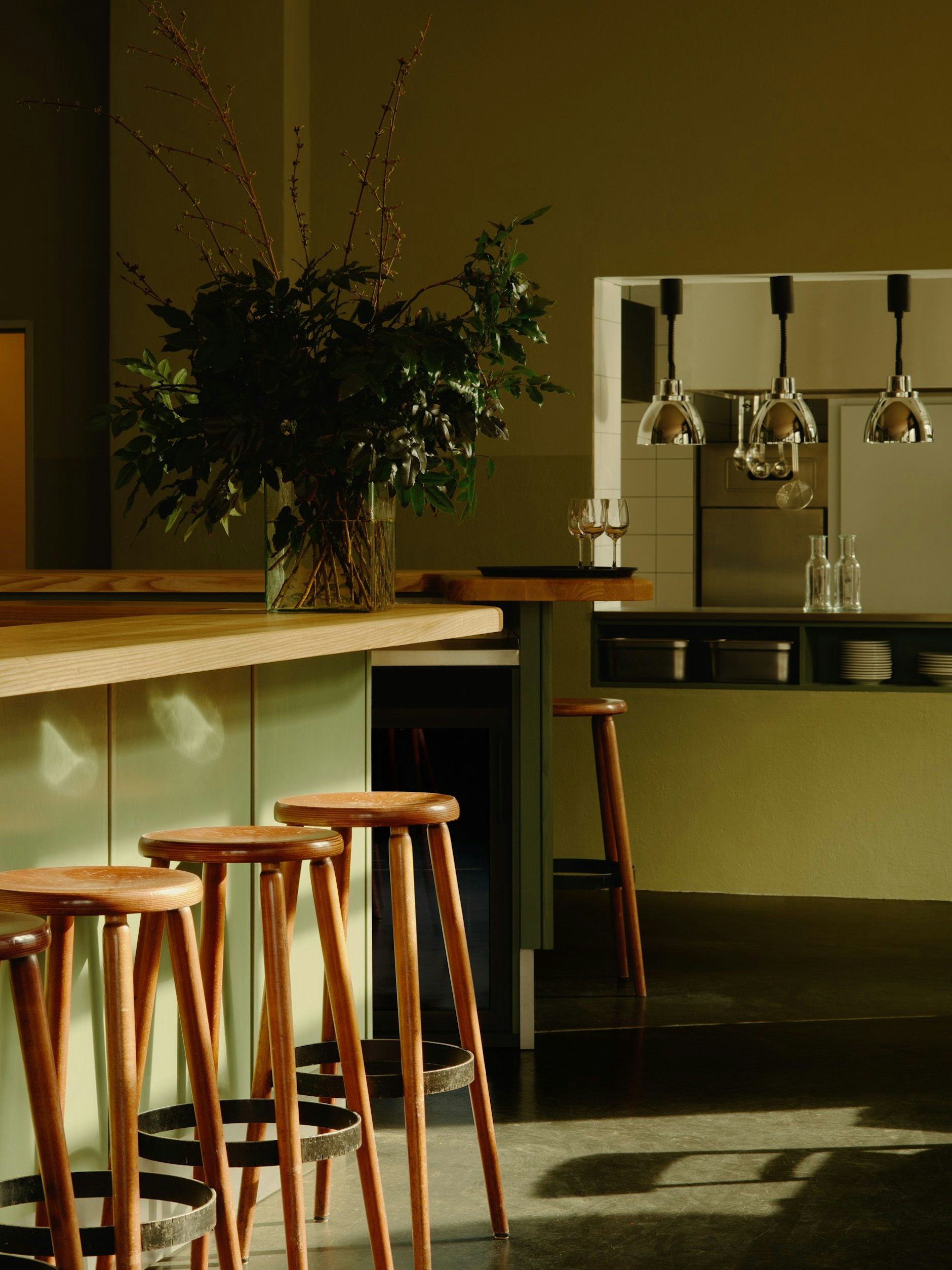 Auch wenn das Trio als „Wirtshaus“ bezeichnet wird – dunkelbraun-bierselig ist hier nichts.