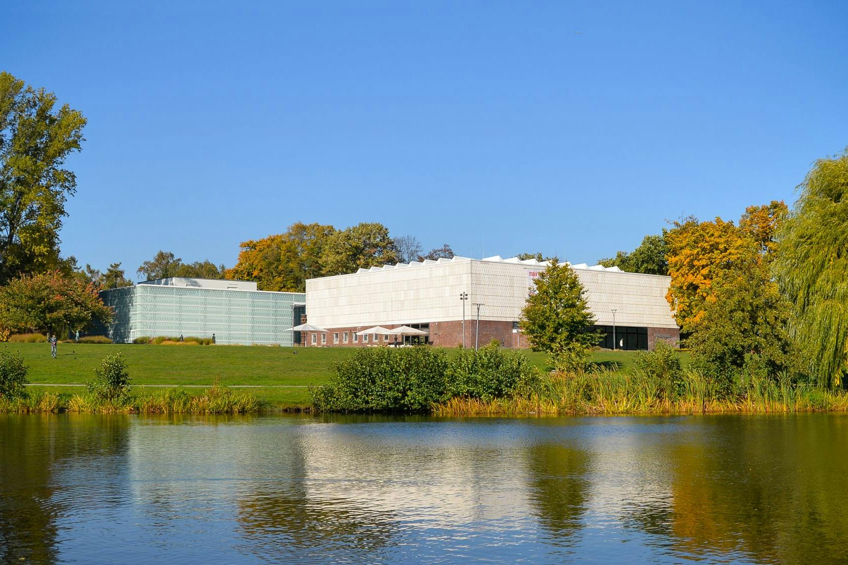 Die als „Ostmoderne“ denkmalgerecht sanierte Kunsthalle Rostock vorn, hinten der Depotbau