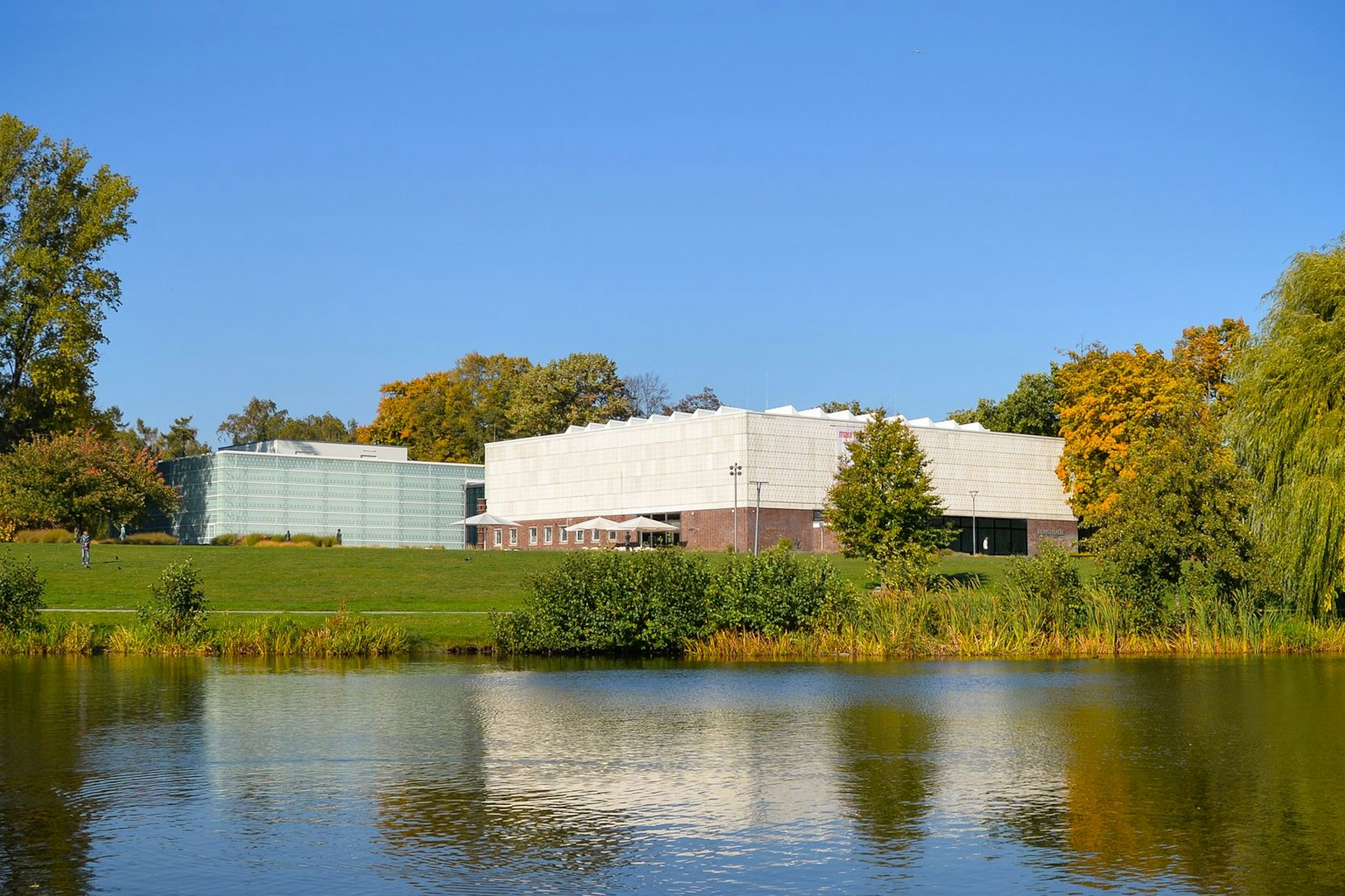 Die als „Ostmoderne“ denkmalgerecht sanierte Kunsthalle Rostock vorn, hinten der Depotbau