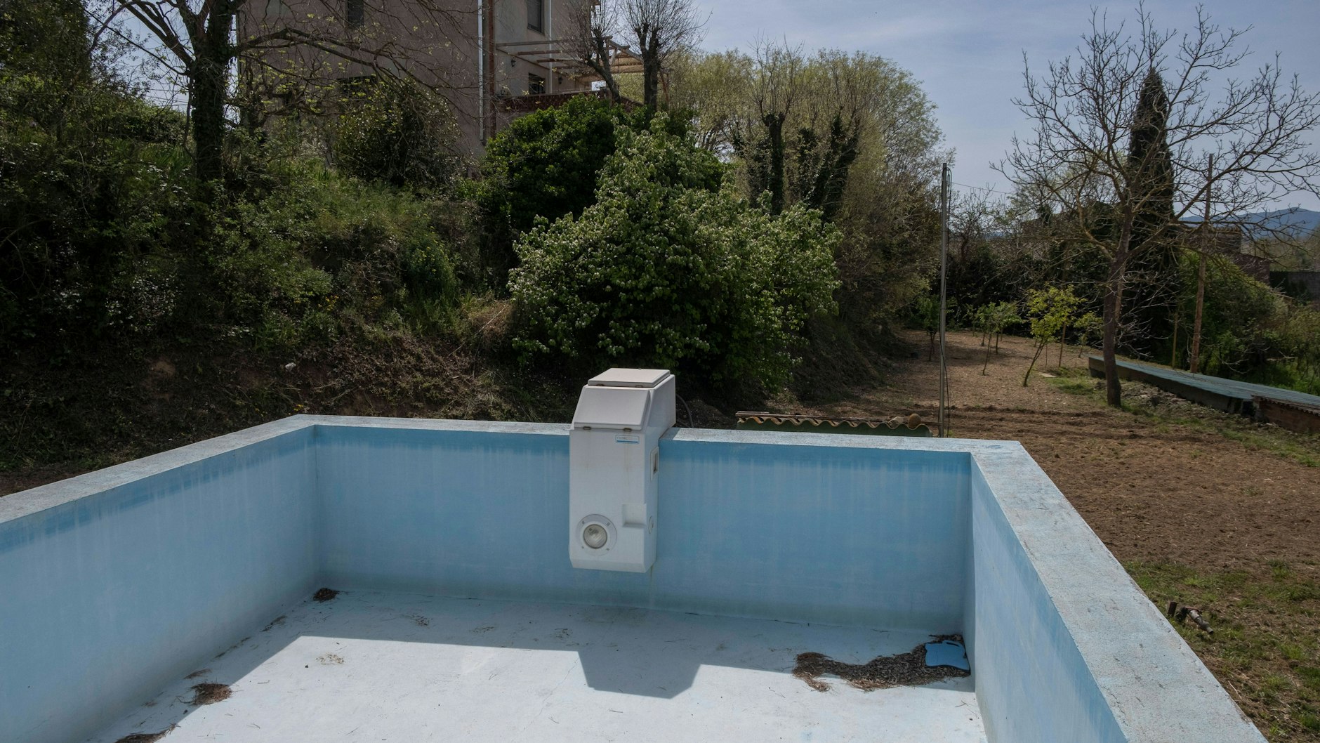 Nach Monaten der Dürre bleiben viele Pools in Spanien leer.