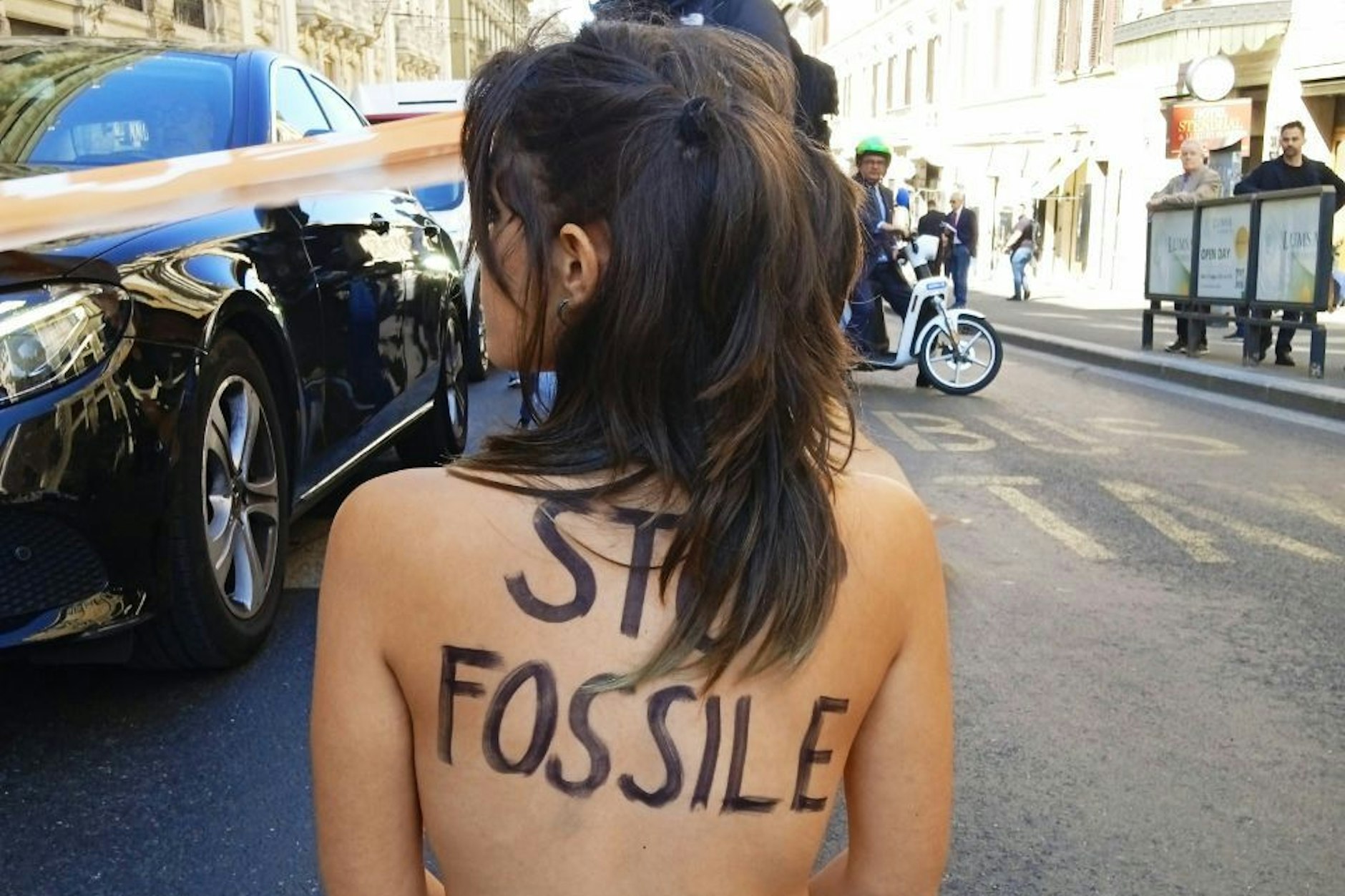 Die jungen Frauen setzten sich oben ohne auf die Straßen Roms.