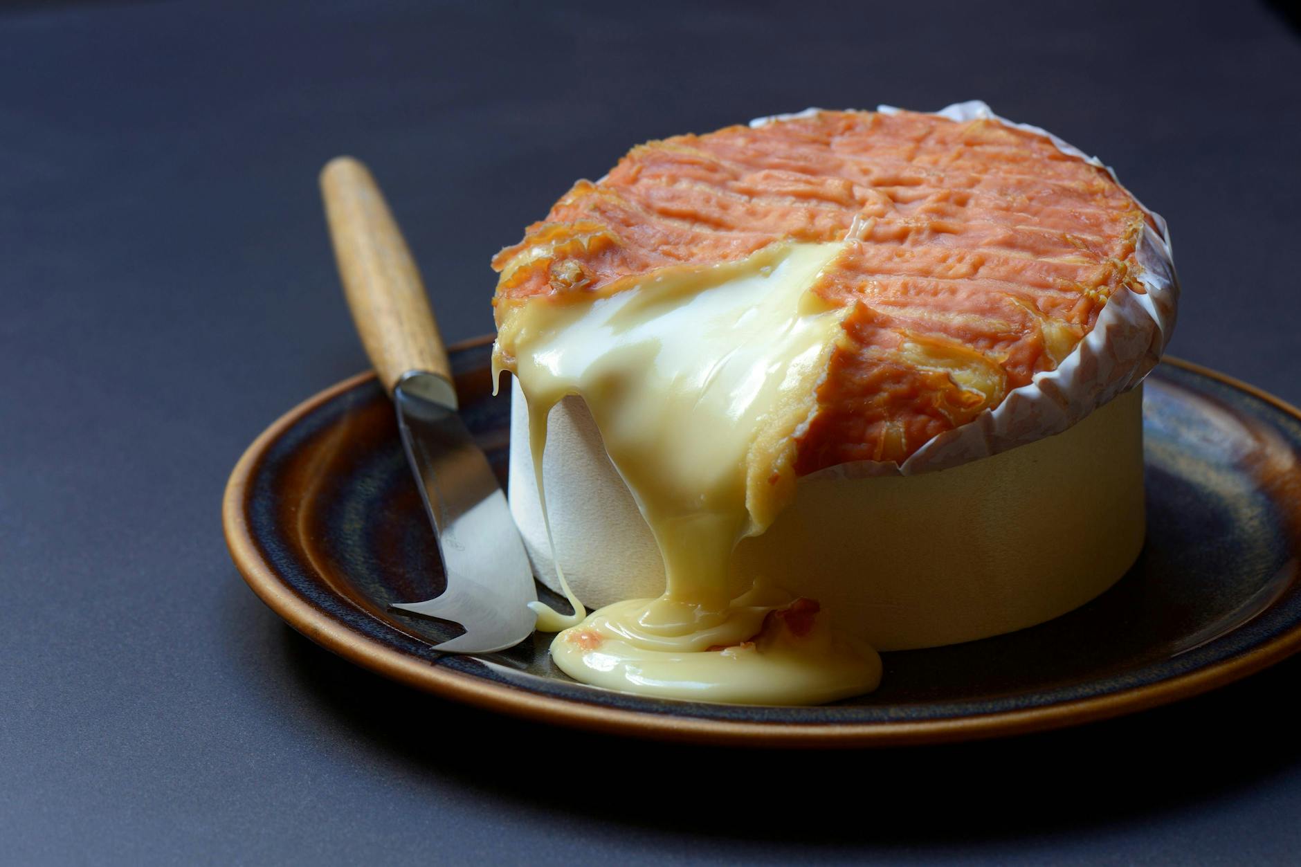 Époisses: Dieser französische Stinkekäse ist besonders aromatisch und deshalb der Lieblingsfromage unseres Autors Felix Hanika. Und die zweite Hauptzutat unseres Rezeptes des Woche.