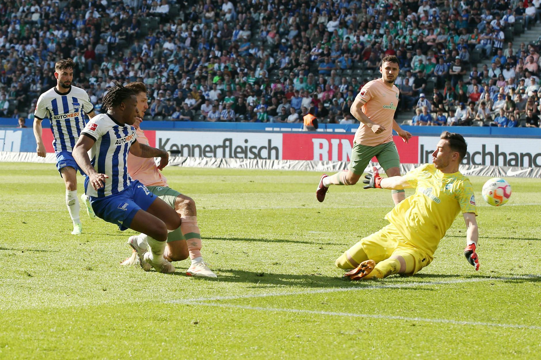 Jessic Ngankam (22) holte beim beim 2:4 gegen Bremen einen Elfmeter heraus, den er selbst verwandelte. Ob der Stürmer gegen Stuttgart spielt, ist noch offen.