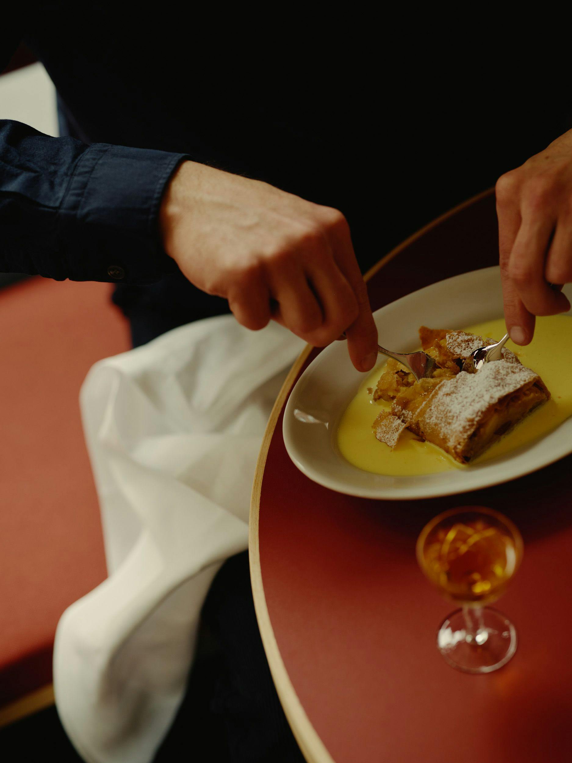 Dessert bedeutet hier: Apfelstrudel