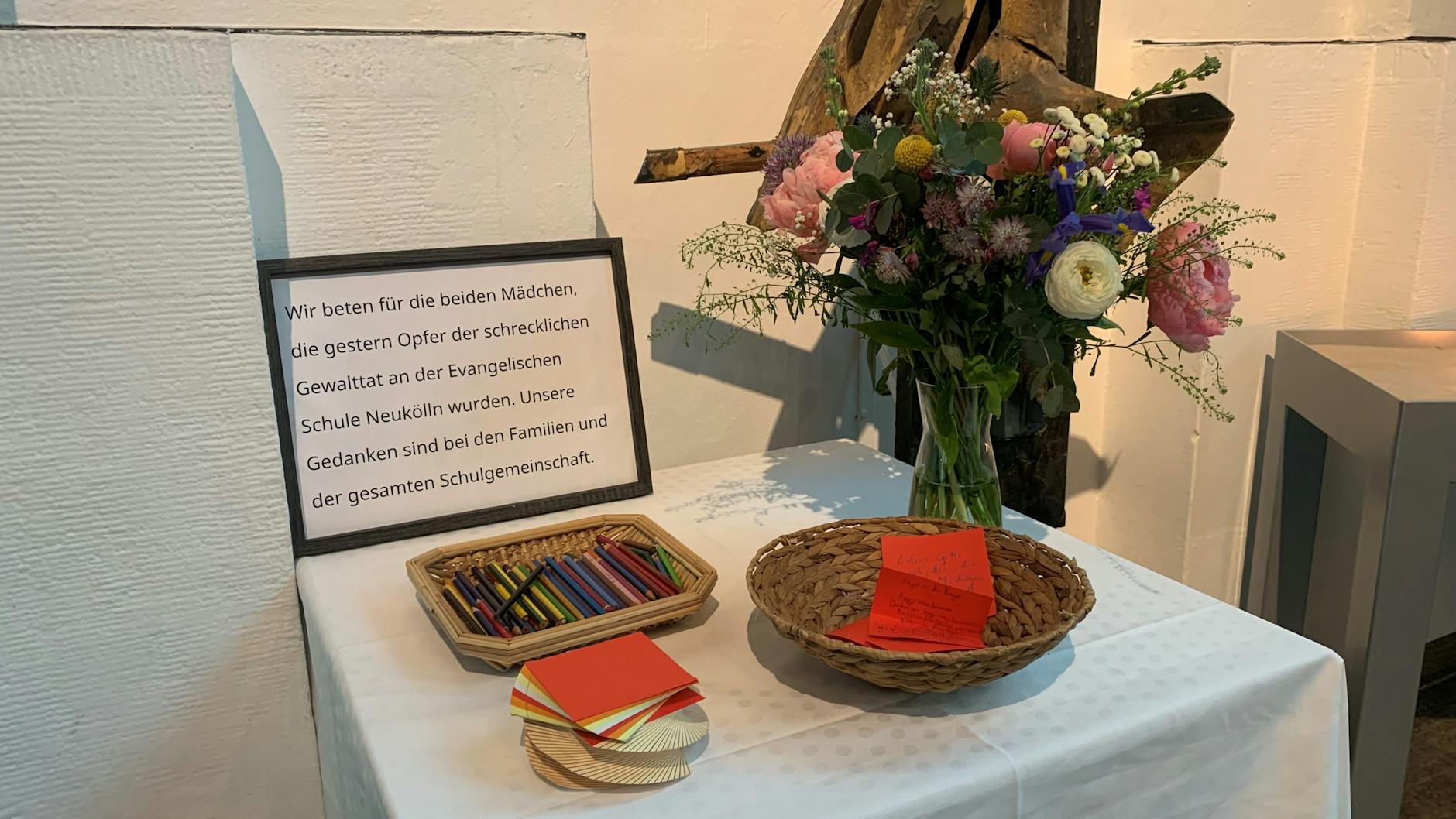 In der Martin-Luther-Kirche liegen Stifte aus, Betroffene können ihre Gedanken und Wünsche aufschreiben und Kerzen anzünden.