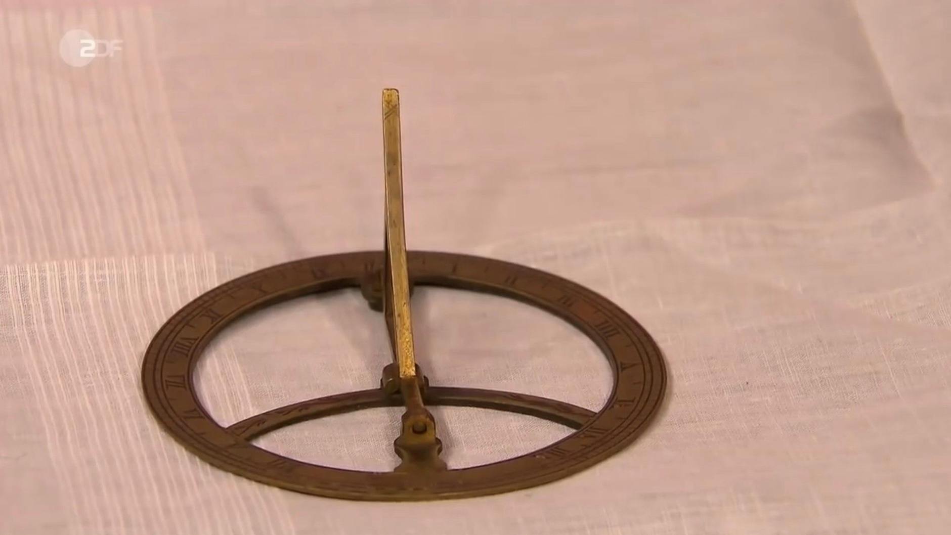 Auch die kleine Schwester der komplizierten Sonnenuhr steht bei „Bares für Rares“ zum Verkauf.