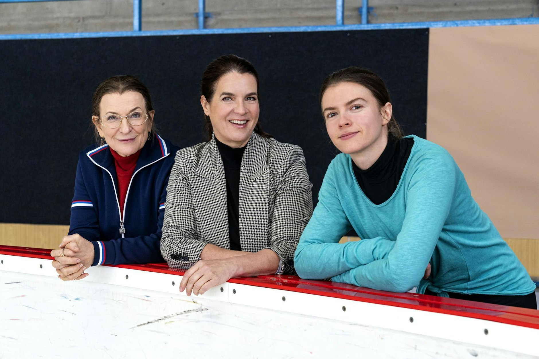 Schauspielerin Dagmar Manzel (spielt Trainerin Jutta Müller),  Katarina Witt und Schauspielerin  Lavinia Nowak (v.l.n.r.) am Set des Films „Eine Kür, die bleibt&nbsp;“.