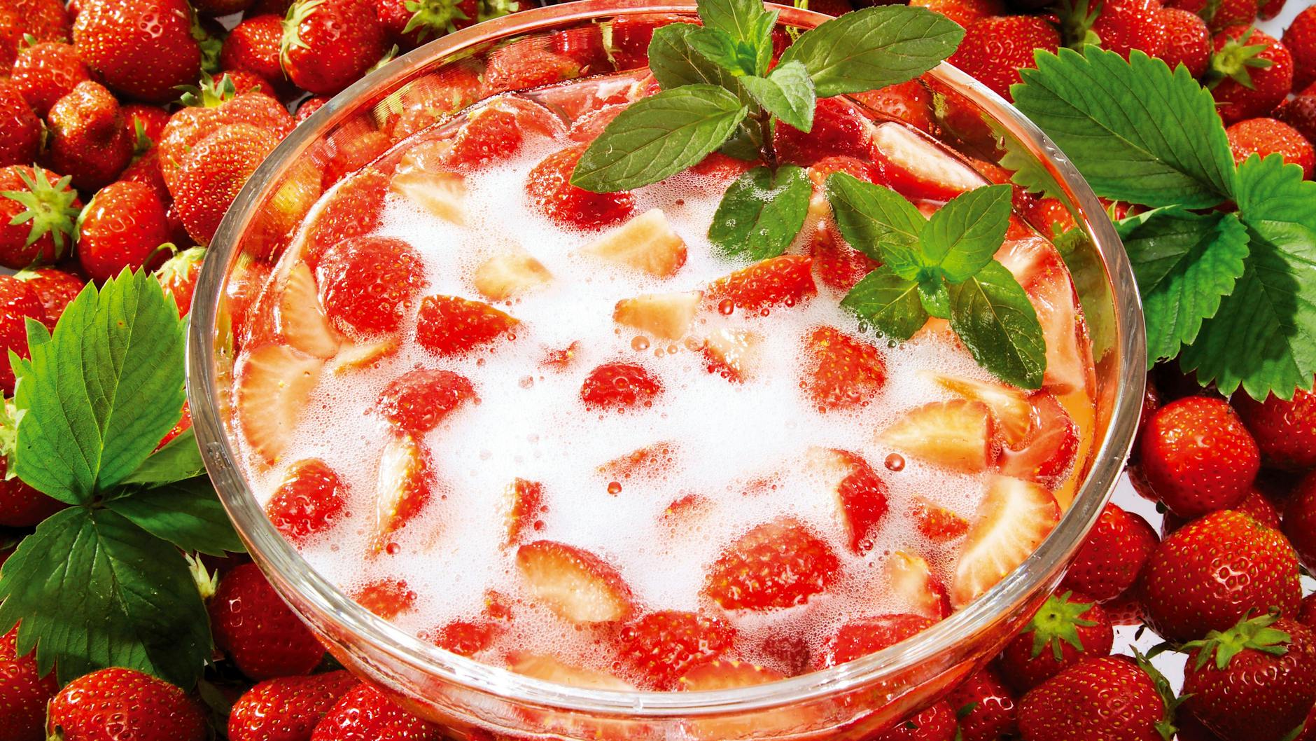 Prickelnde Erdbeerbowle ist schnell vorbereitet und unfassbar lecker.