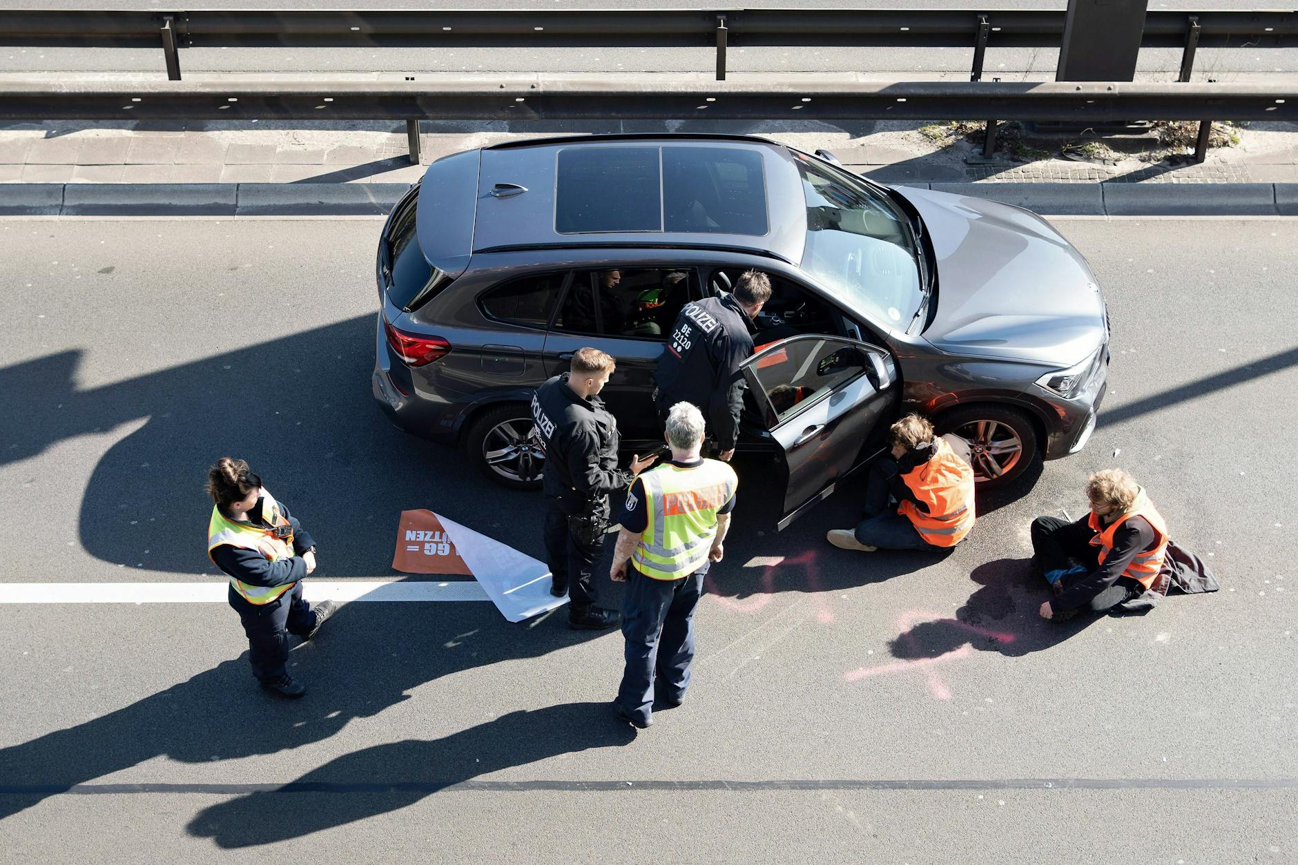 Protest der Letzten Generation auf der A100 in Berlin