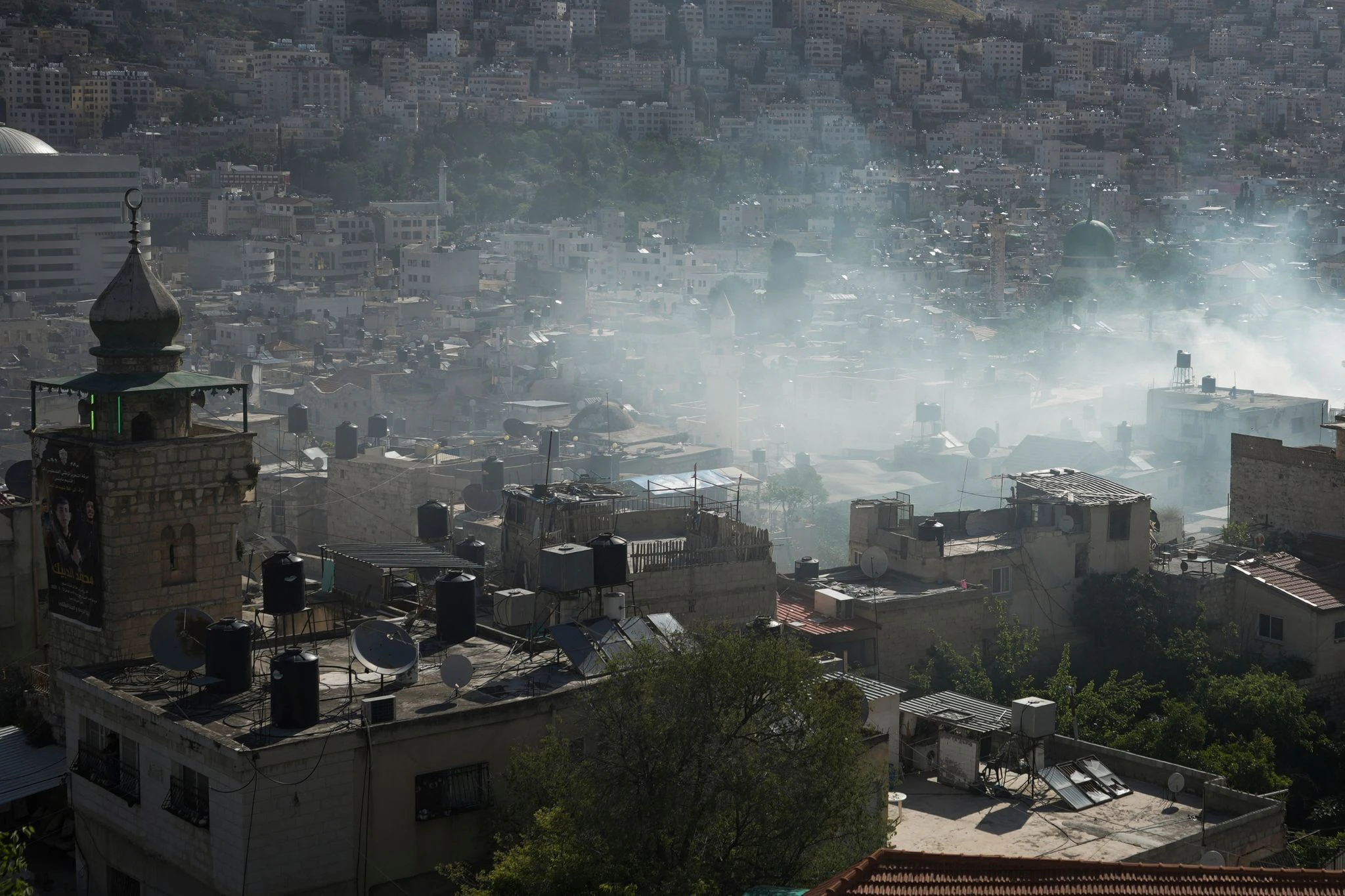 Rauch steigt während einer Razzia israelischer Sicherheitskräfte in der besetzten Stadt Nablus auf. Bei einem israelischen Militäreinsatz sind dort militante Palästinenser getötet worden.  