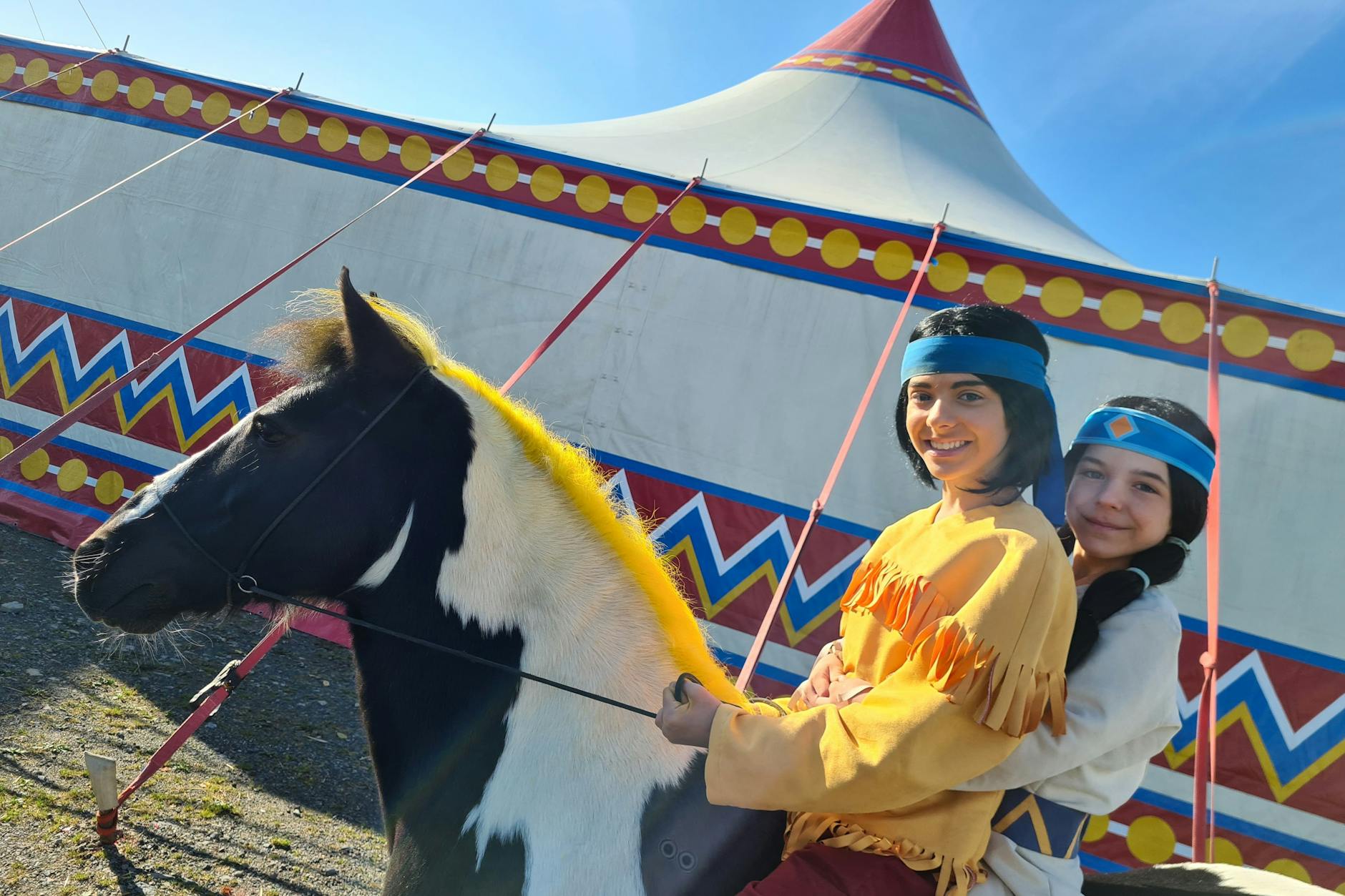 Yakari (Claudia Navratilova), Regenbogen (Marco Navratil) und Kleiner Donner.