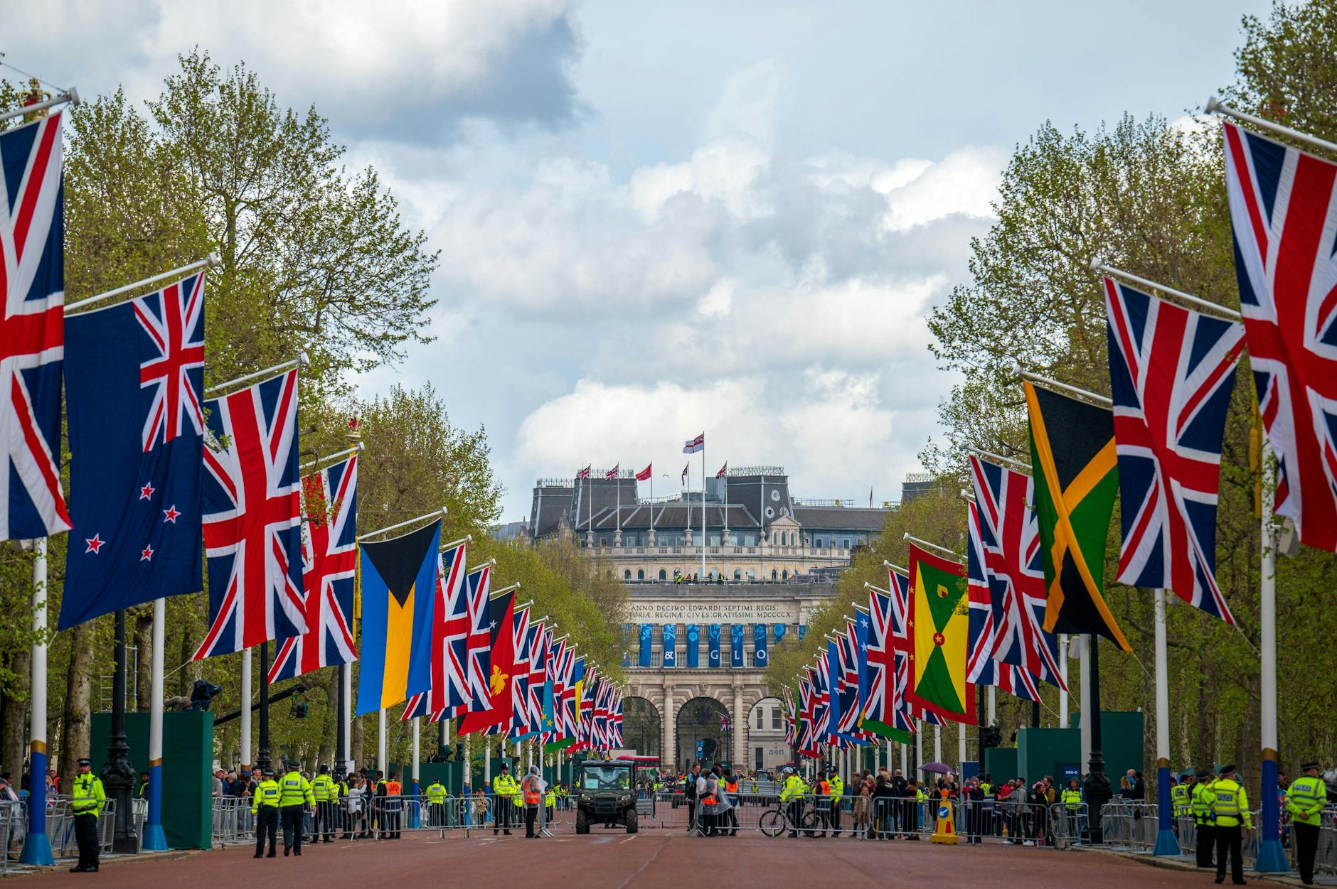 Ein Fahnenmeer auf der Straße „The Mall“. Der Bereich zwischen dem Admiralty Arch und dem Buckingham Palast ist für Passanten gesperrt.