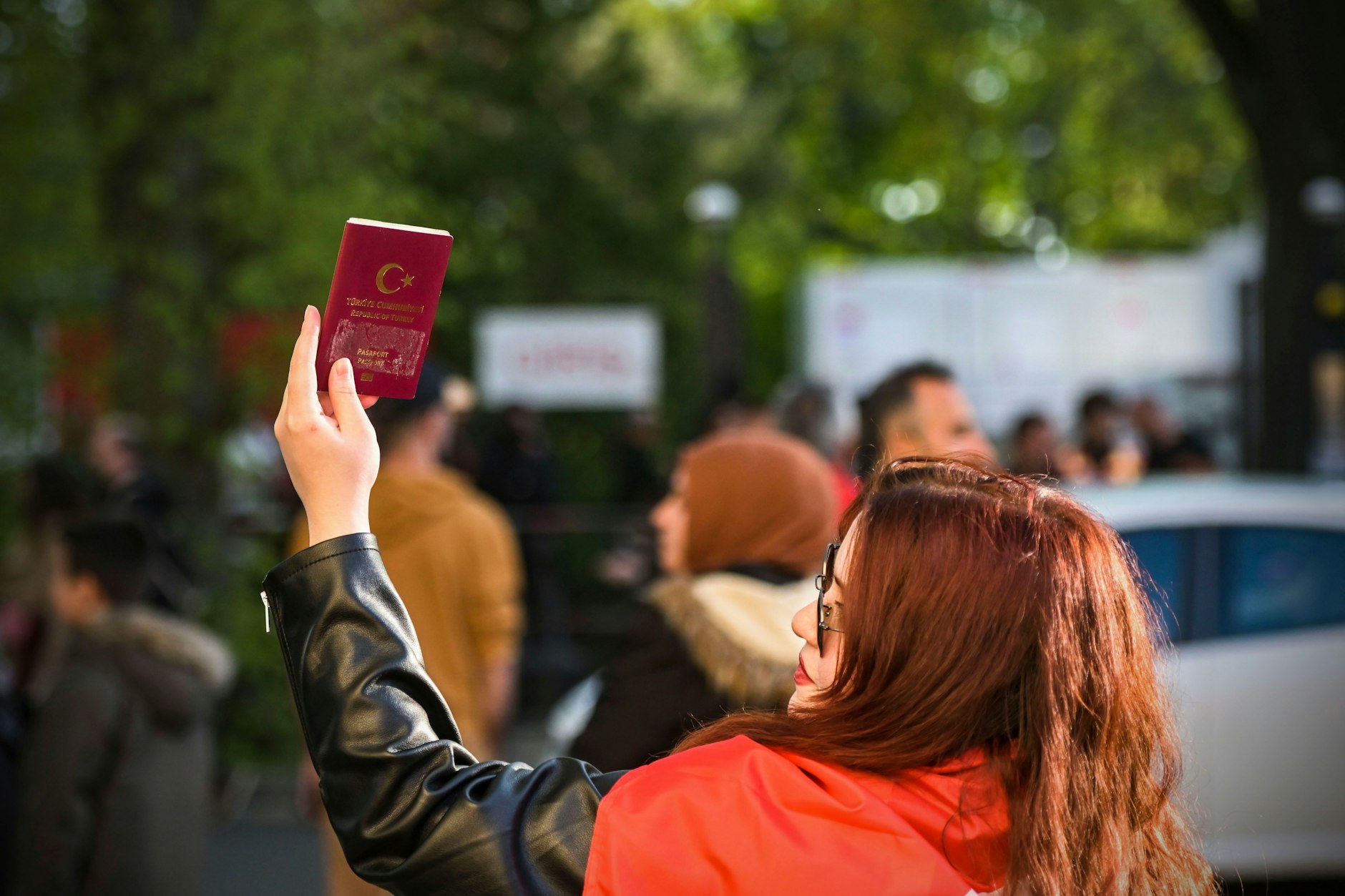 Vor dem Generalkonsulat der Türkei in Berlin. Dort können die in Deutschland lebenden Türken ihre Stimme abgeben.