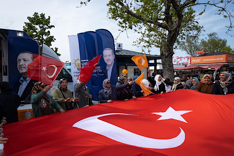ARCHIV - Anhnänger des amtierenden türkischen Präsidenten Recep Tayyip Erdogan während einer Wahlkampfveranstaltung.  a