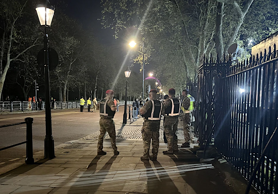 Nach der Festnahme des Mannes: Polizisten vor dem Buckingham-Palast in London.  