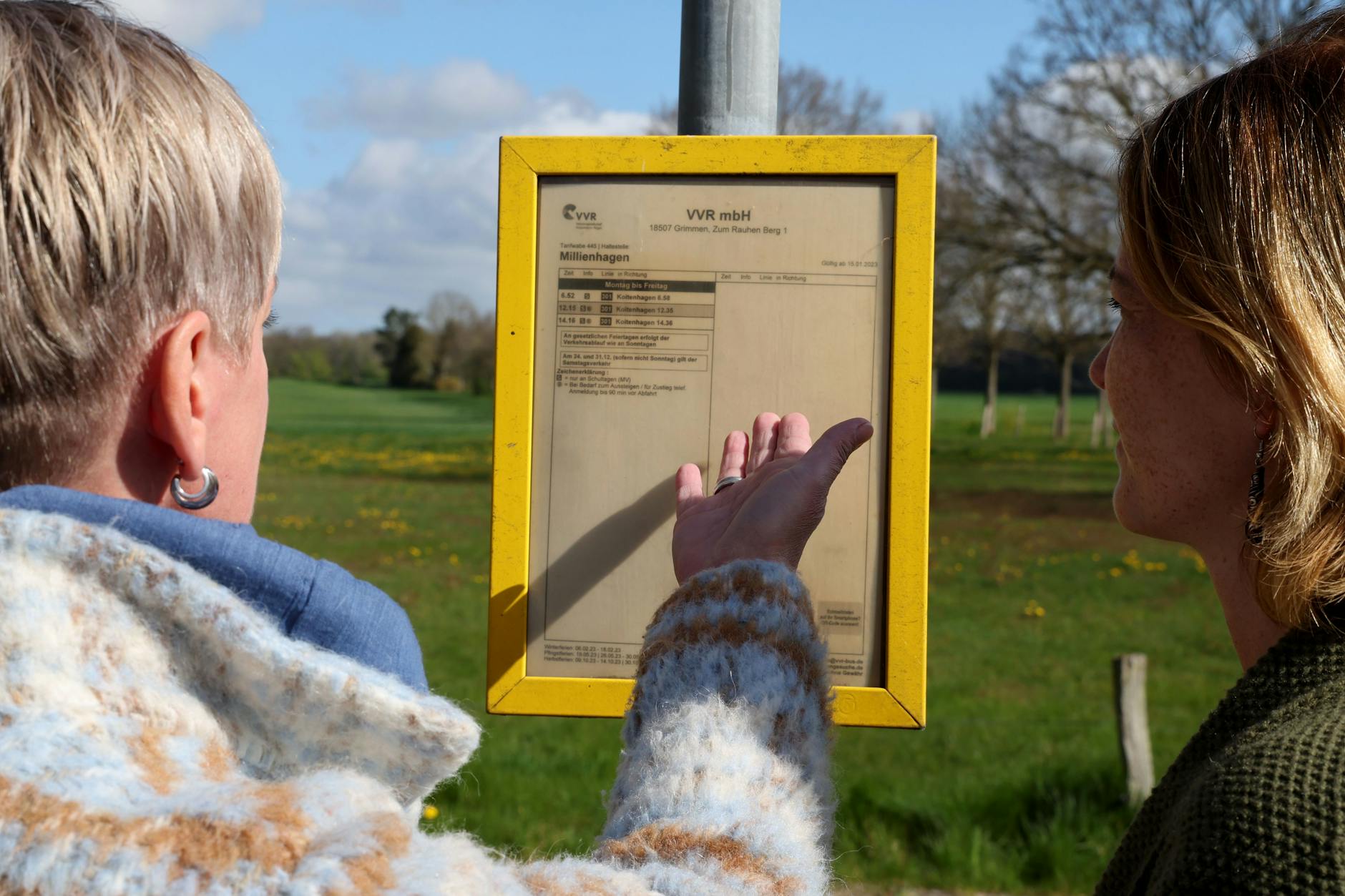 Mecklenburg-Vorpommern, Millienhagen: Diana Nurkewitz (l.) und Maria S. Kasten stehen an der Haltestelle des Ortes, wo die Kinder jeden Morgen um 6.12 Uhr ein- und um 16.40 aussteigen, die zum Gymnasium nach Grimmen müssen. Drei Stunden sind die Kinder jeden Tag in Bussen unterwegs. In der Uckermark ist es noch schlimmer.