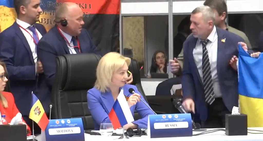 Video: Zoff um ukrainische Flagge bei Gipfel in der Türkei