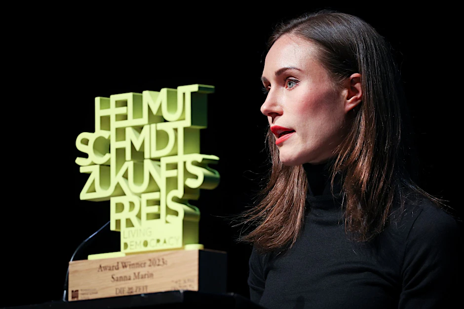 Sanna Marin hat im Hamburger Thalia Theater den Helmut-Schmidt-Zukunftspreis entgegengenommen.  