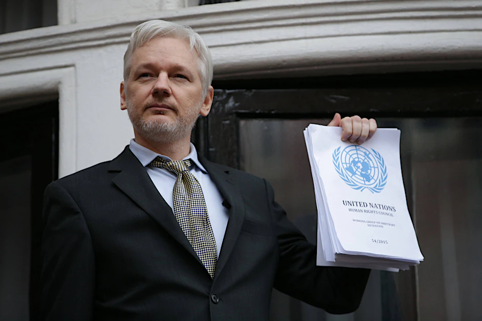 Julian Assange im Jahr 2016 auf dem Balkon der ecuadorianischen Botschaft in London