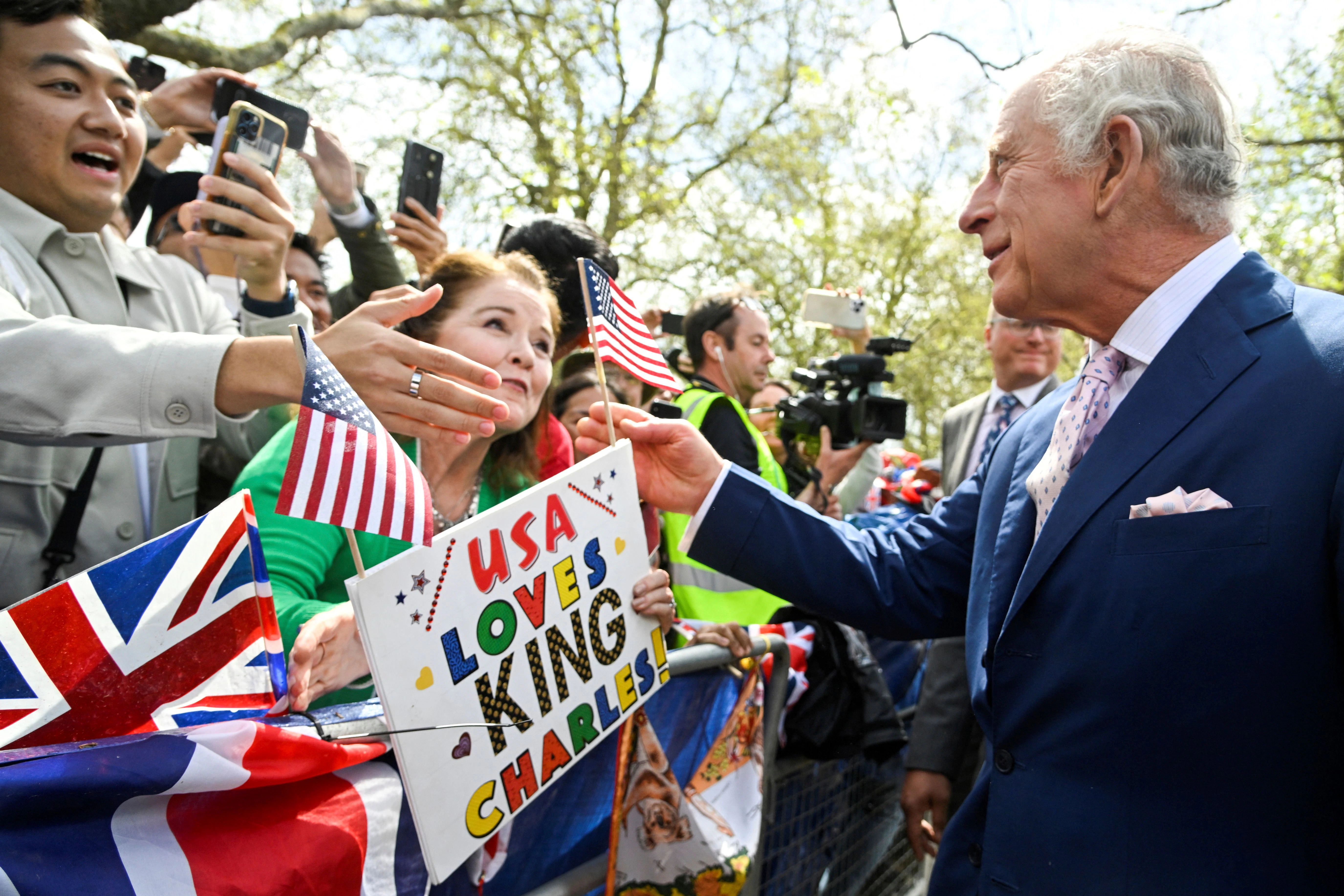 Diese Fans wollen die Monarchie nicht loswerden: König Charles III. begrüßt Gratulanten vor dem Buckingham Palace.