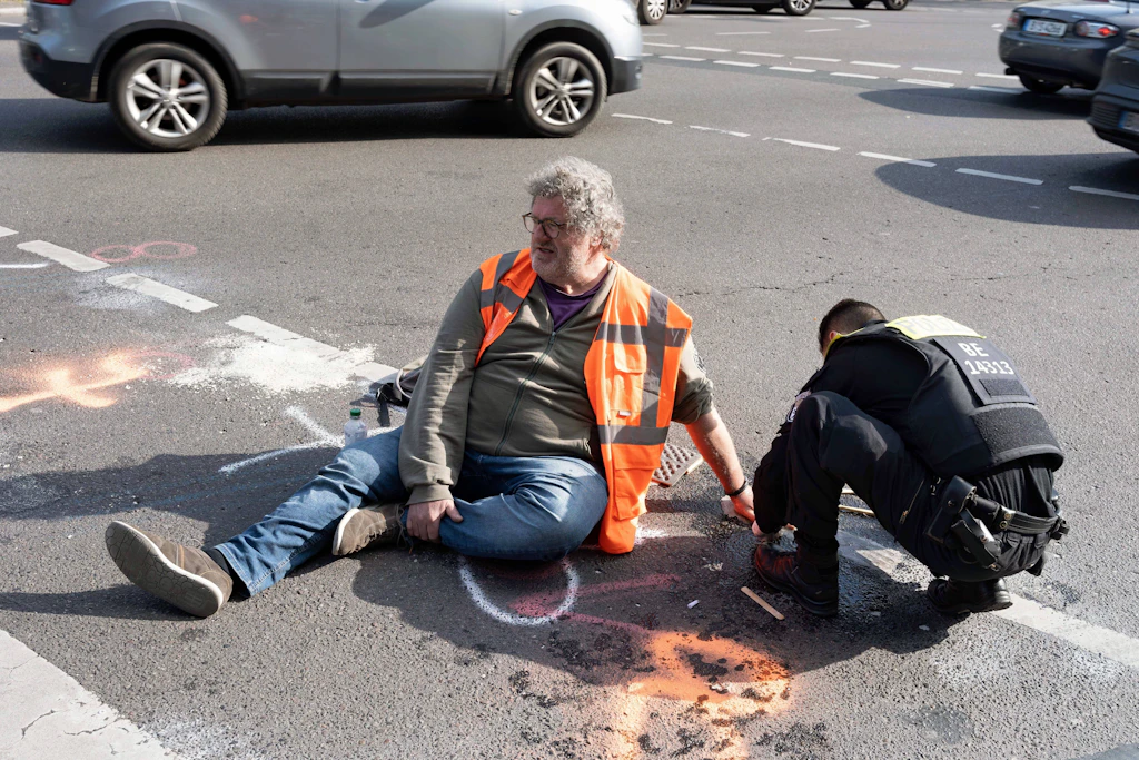 Letzte Generation legt Berliner Verkehr lahm und kritisiert Gewaltbereitschaft