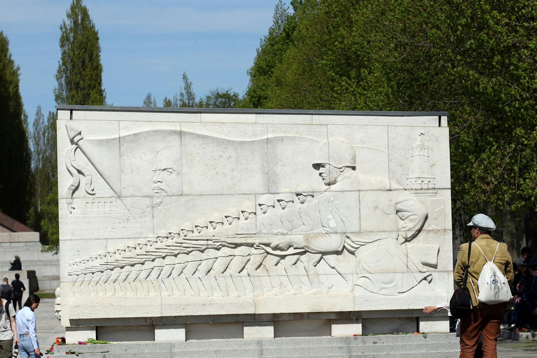 Relief am Sowjetischen Ehrenmal in Treptow im stalinistischen Stil. Männer und Frauen aus 15 Volksgruppen kämpften in der Sowjetarmee.