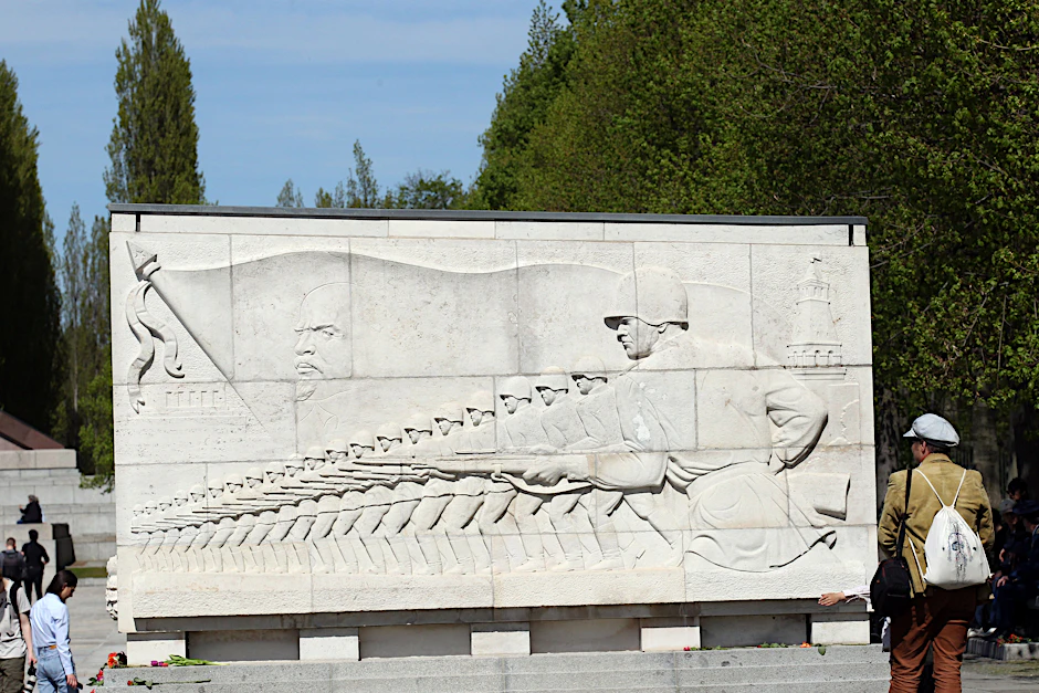 Relief am Sowjetischen Ehrenmal in Treptow im stalinistischen Stil. Männer und Frauen aus 15 Volksgruppen kämpften in der Sowjetarmee.