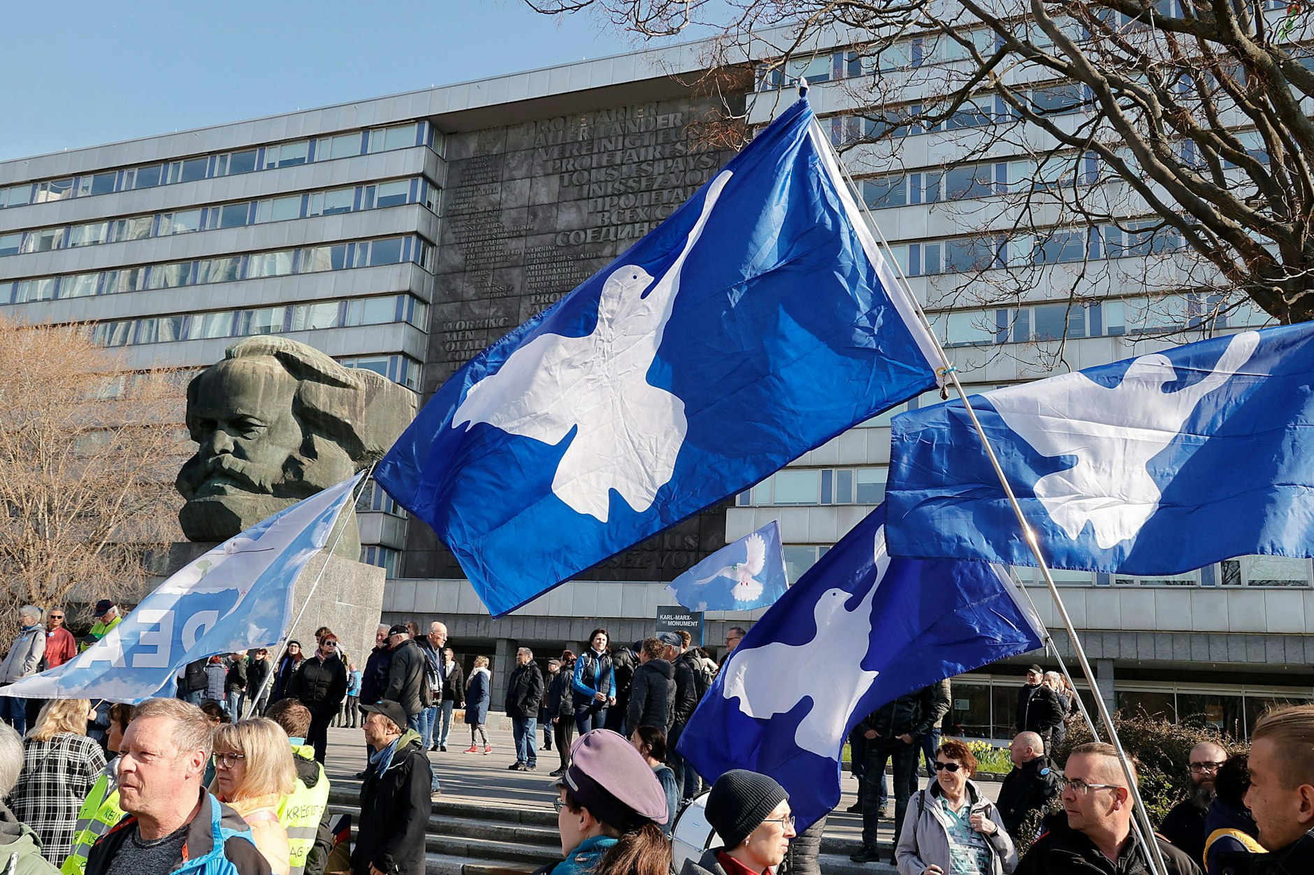 Ostermarsch in Chemnitz und Karl Marx schaut zu.&nbsp; Wann wird er sich manifestieren?