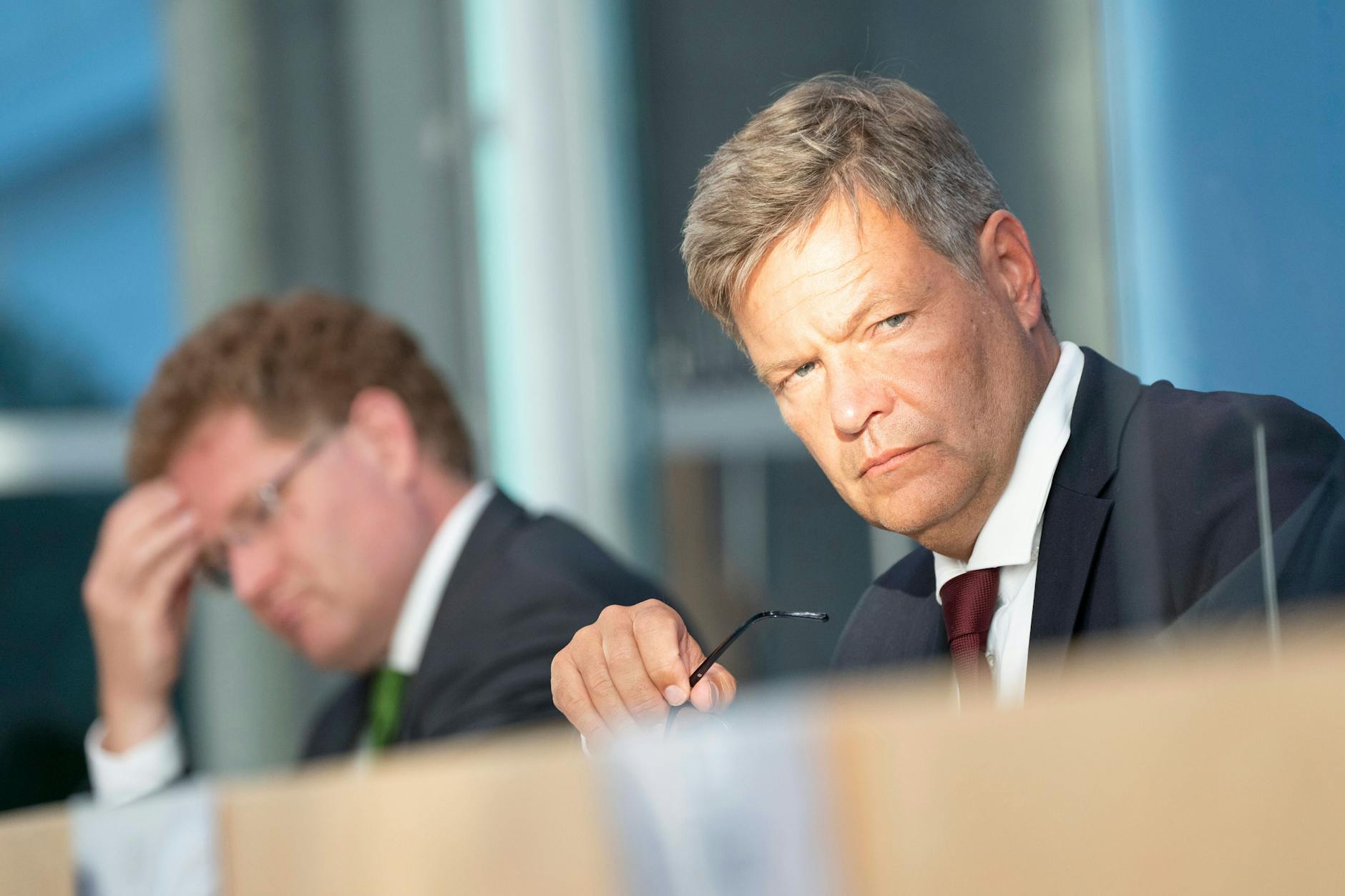 Wirtschaftsminister Robert Habeck ist wegen der Trauzeugenaffäre um seinen Staatssekretär Patrick Graichen (l.) in Erklärungsnot.