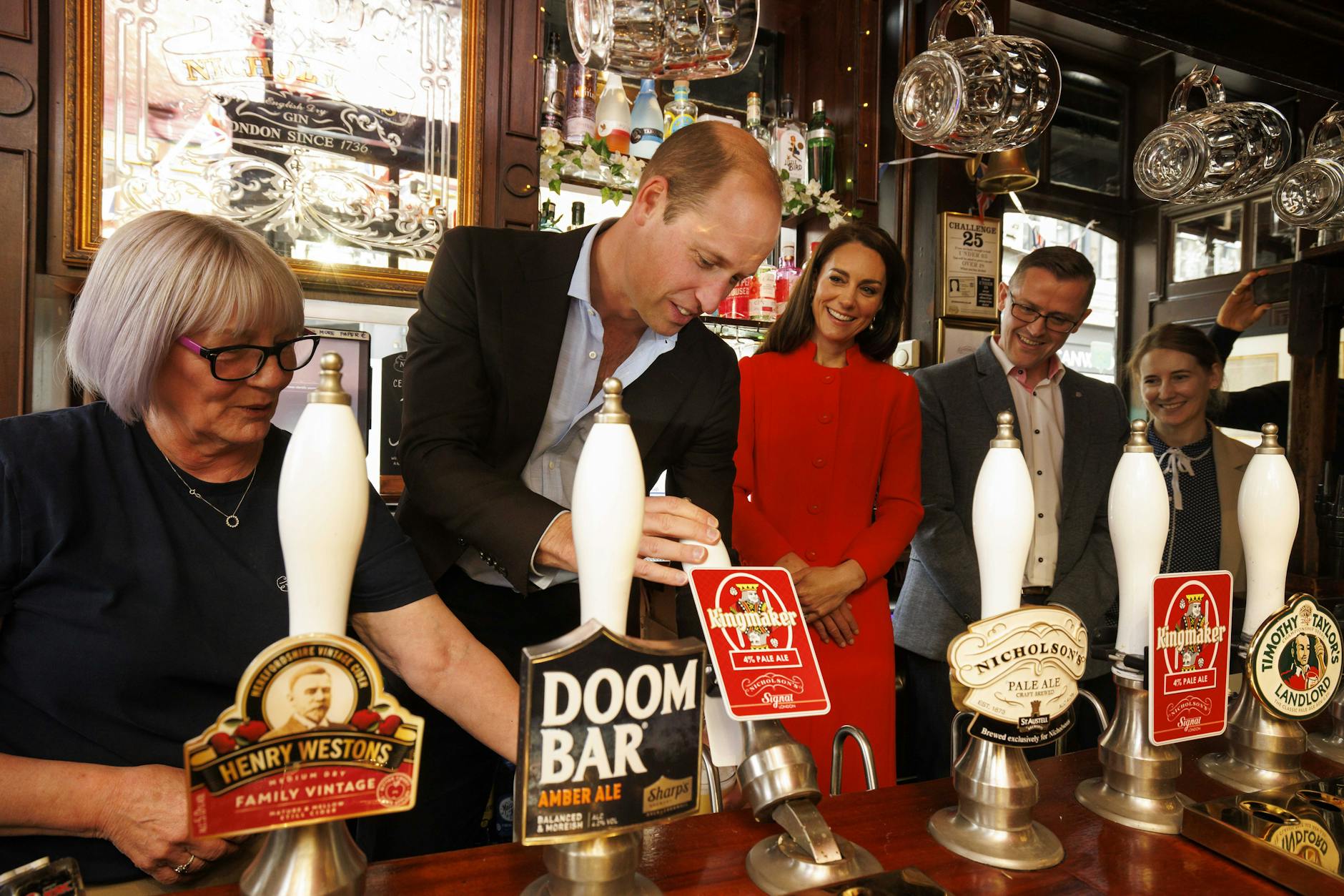 London: William (2.v.l), Prinz von Wales, zapft das erste Bier von Kingmaker, einem neuen Gebräu zur Feier der Krönung von König Charles. Mit dabei: eine lächelnde Herzogin Kate.