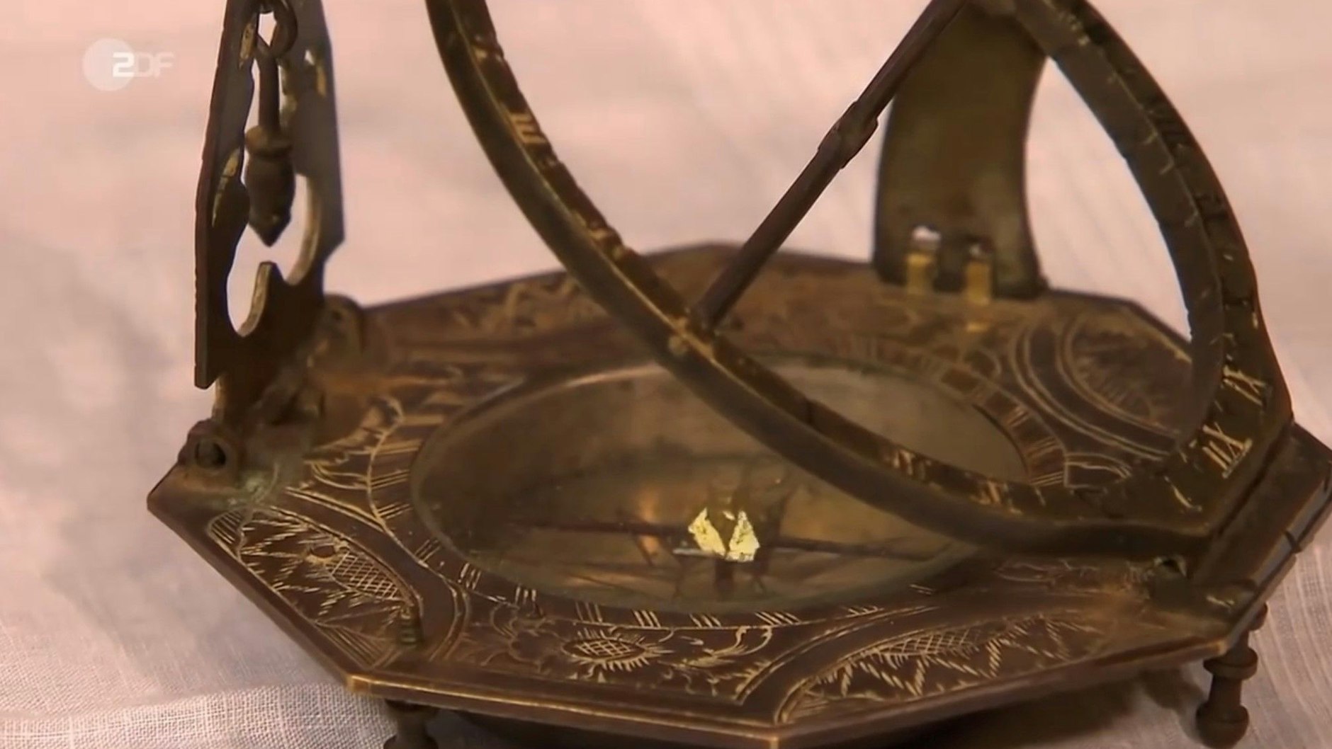 Die vielen Details machen die äquatoriale Sonnenuhr für die Tasche bei „Bares für Rares“ so interessant.