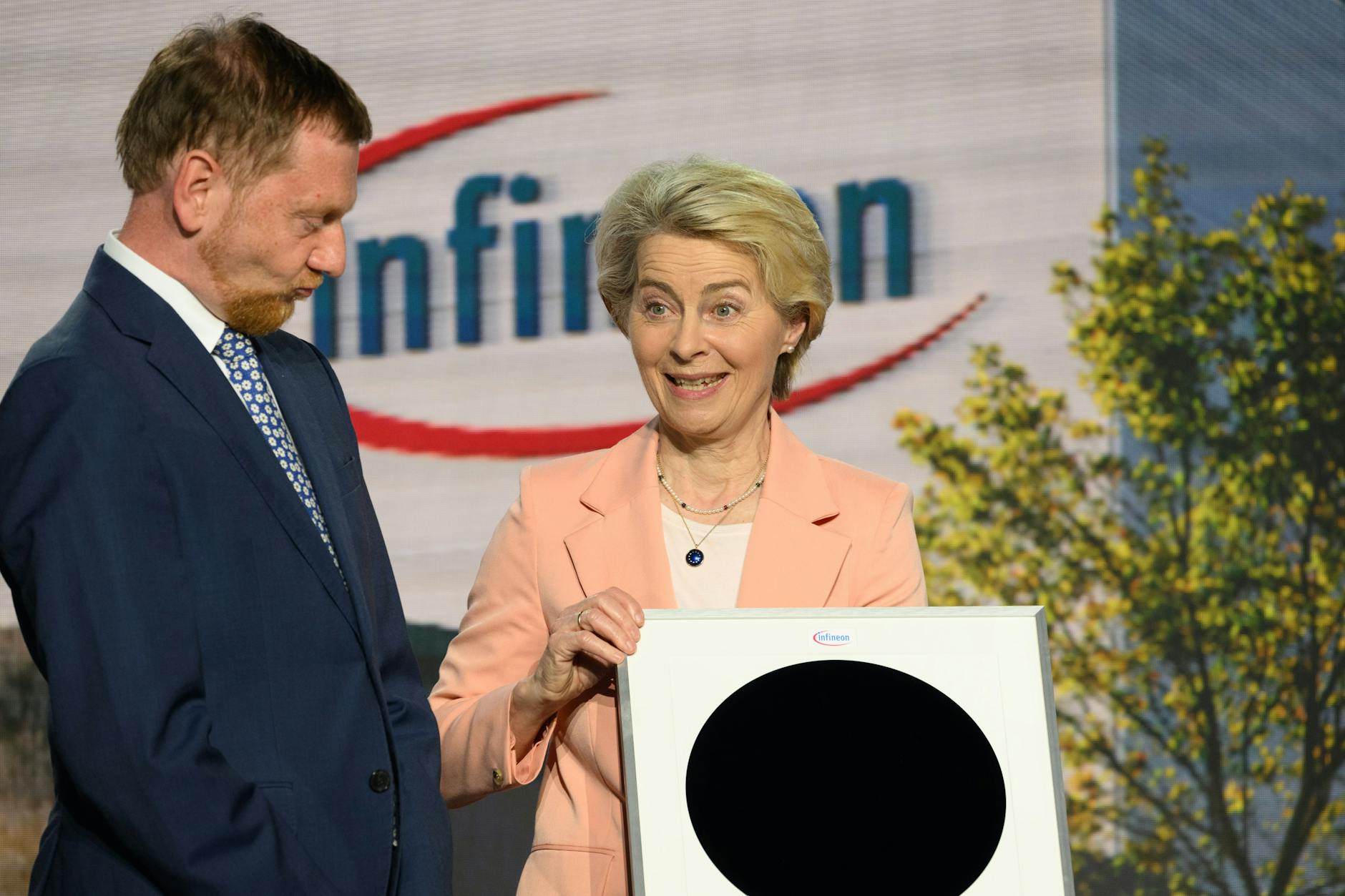 Sachsens Ministerpräsident Michael Kretschmer und EU-Kommissionspräsidentin Ursula von der Leyen bei der symbolischen Grundsteinlegung des Infineon-Werks in Dresden.