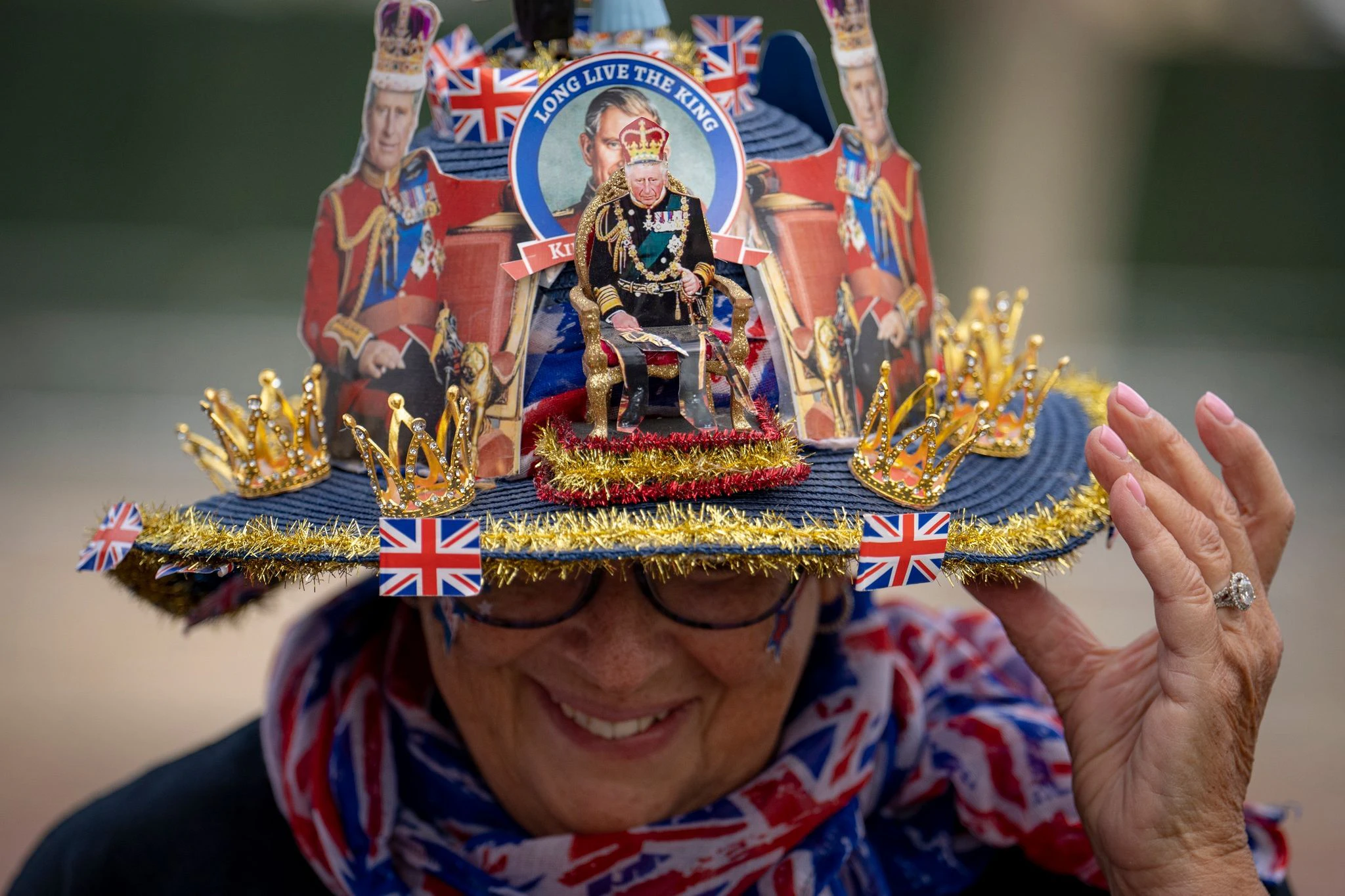 Diesen Hut hat Royals-Enthusiastin Donna Werner selbst gebastelt. Sie campiert derzeit auf der Mall, einem Teil der königlichen Prozessionsroute, im Zentrum Londons.