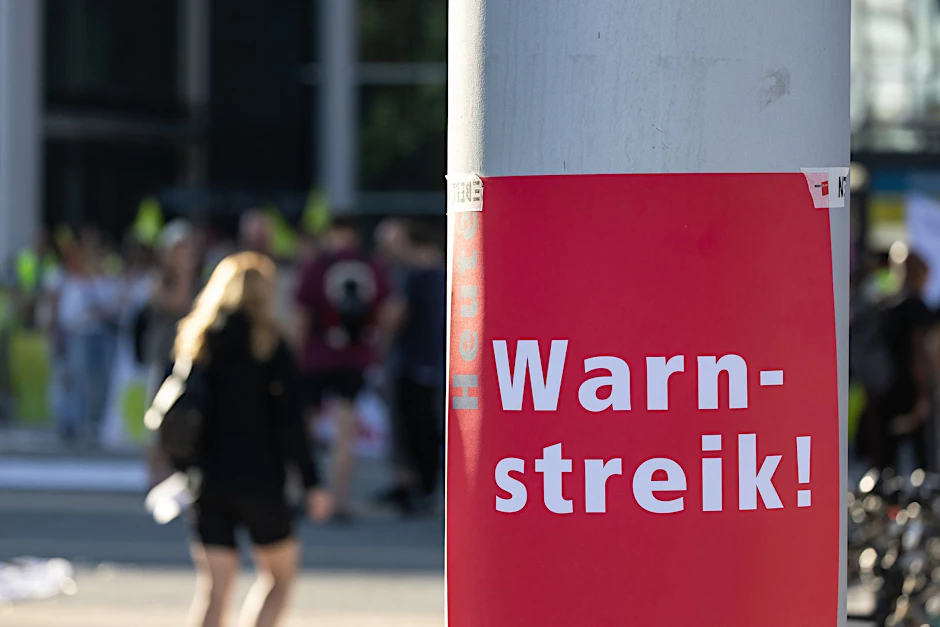 ARCHIV - Warnstreiks legen den Nahverkehr mehrerer Bundesländer lahm.  