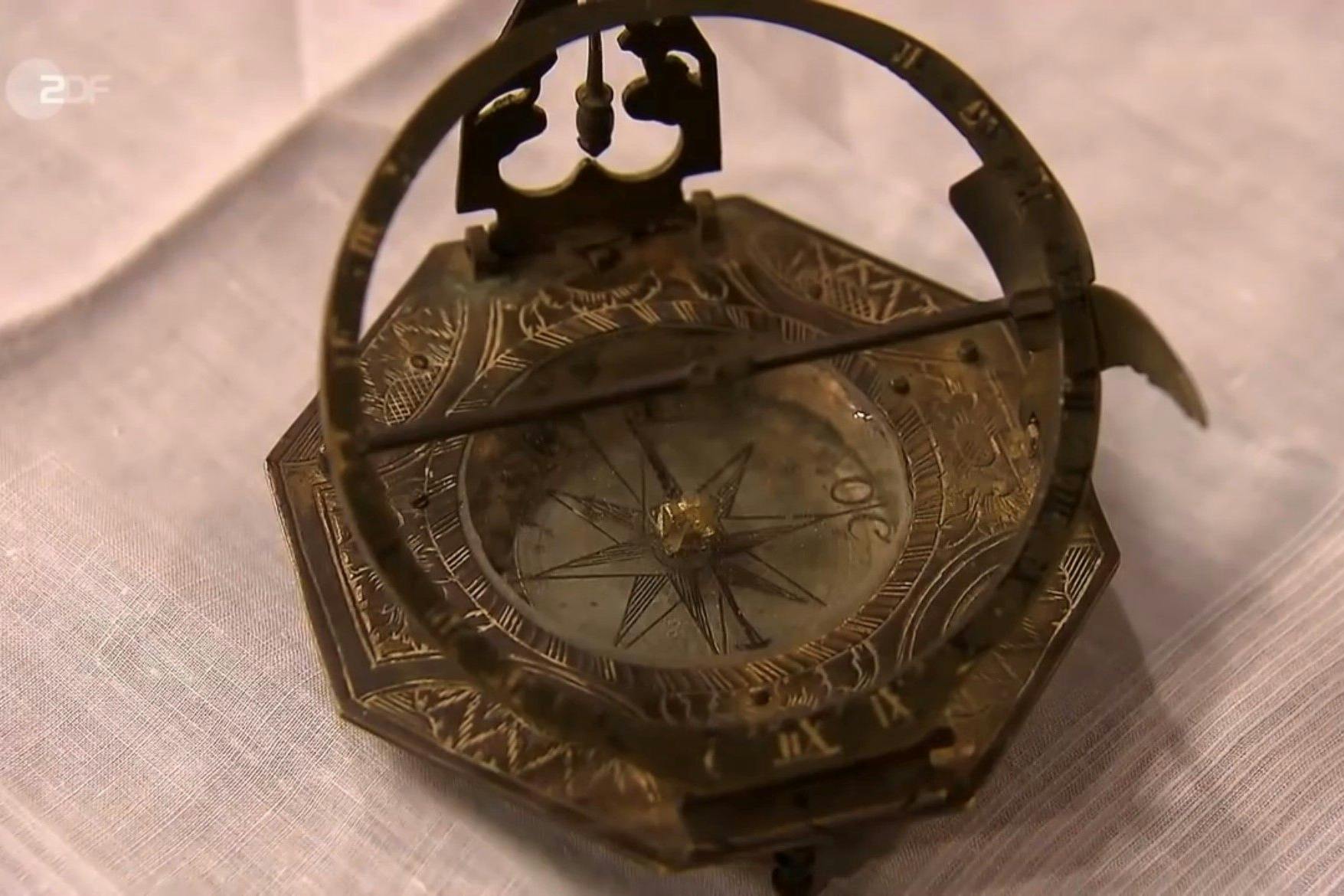 Diese äquatoriale Sonnenuhr für die Tasche steht bei „Bares für Rares“ zum Verkauf.